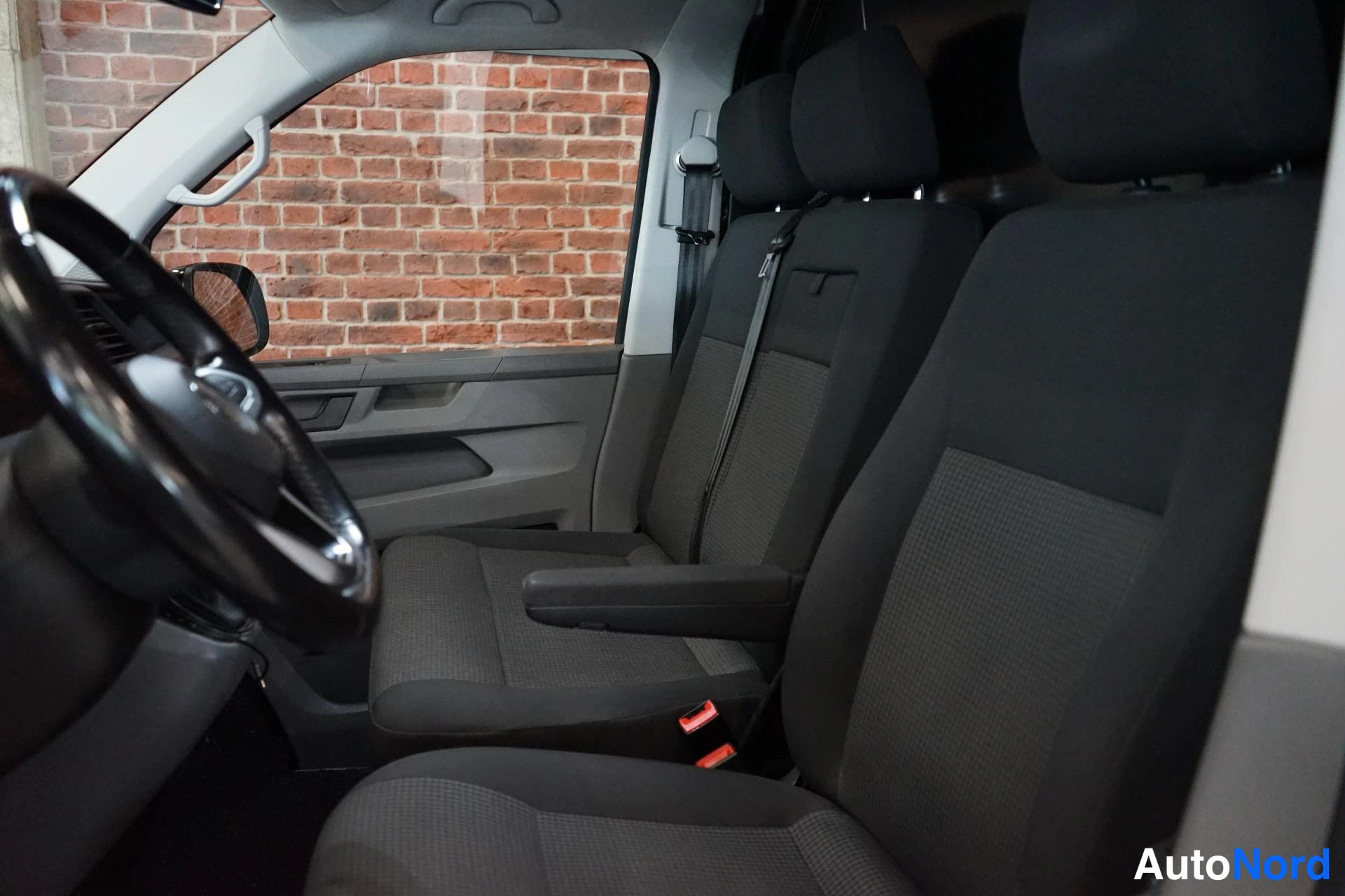 Valkoinen Volkswagen Transporter 2019, etuistuimet, kuva 10