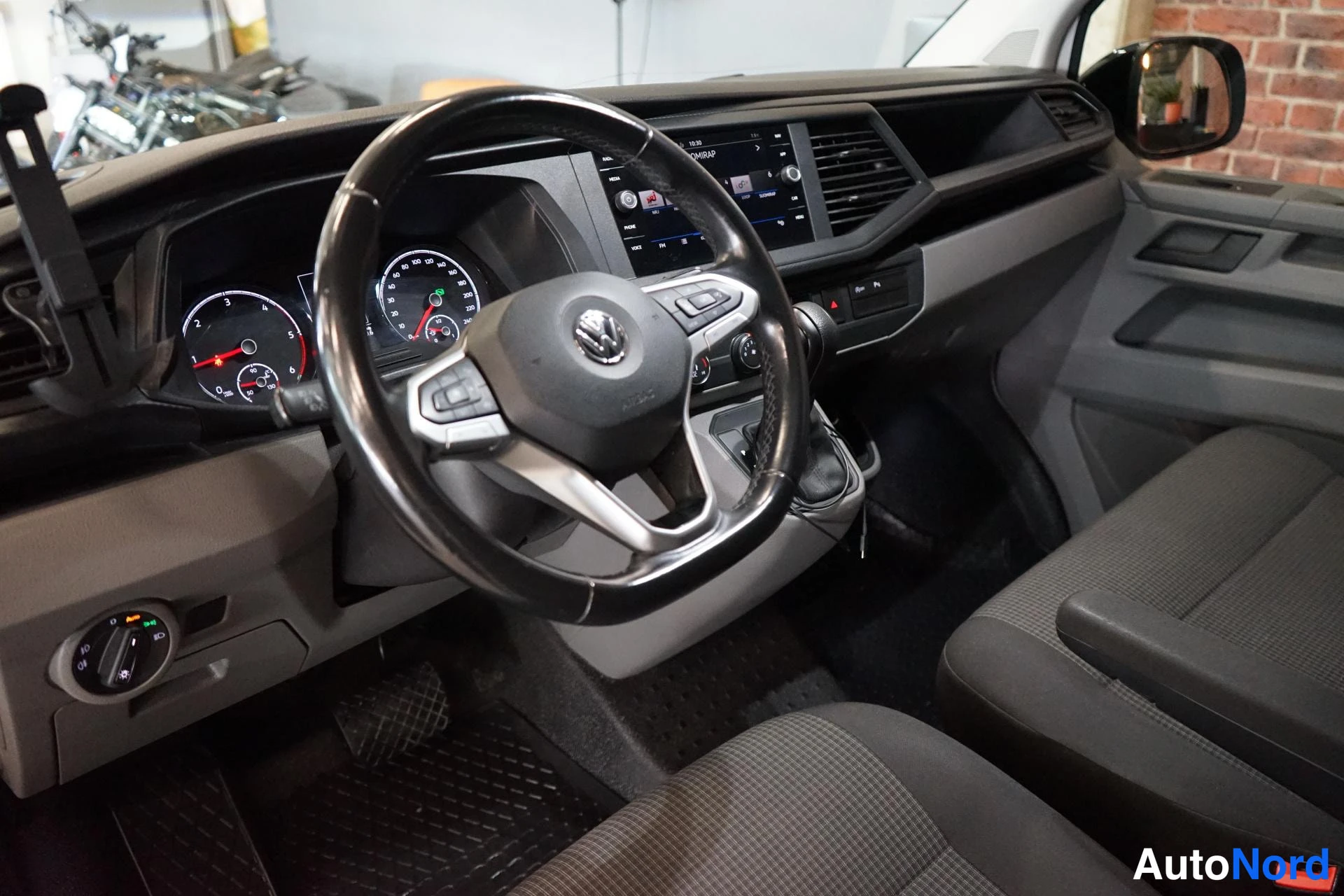 Valkoinen Volkswagen Transporter 2019, ohjaamo, kuva 8
