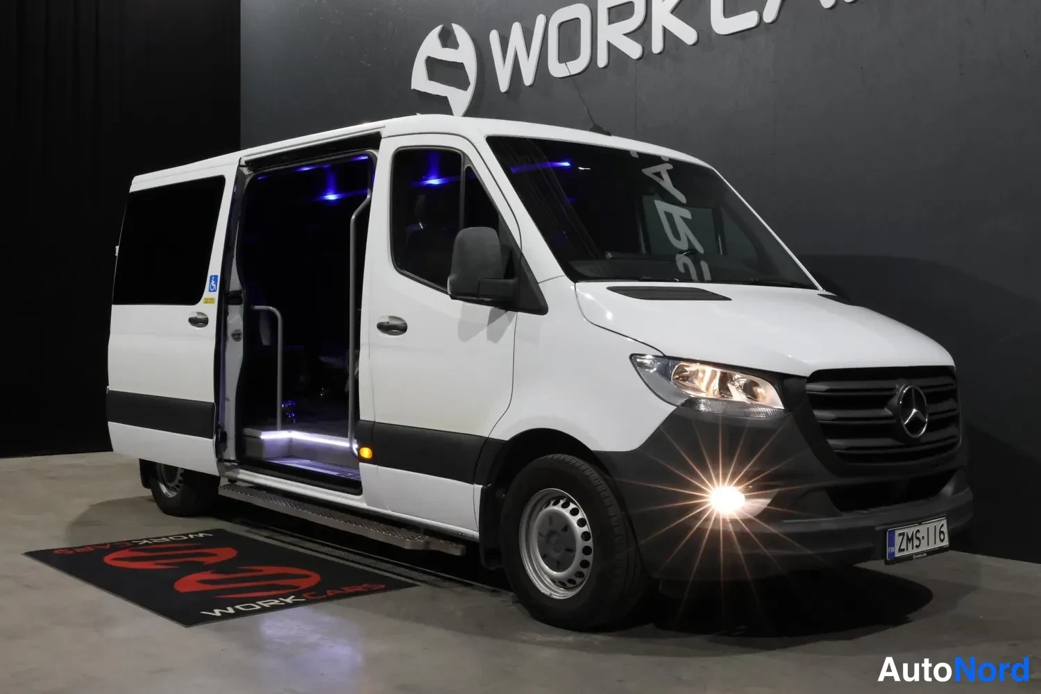 Valkoinen Mercedes-Benz Sprinter 2019, etuviisto, keula oikealle, kuva 2