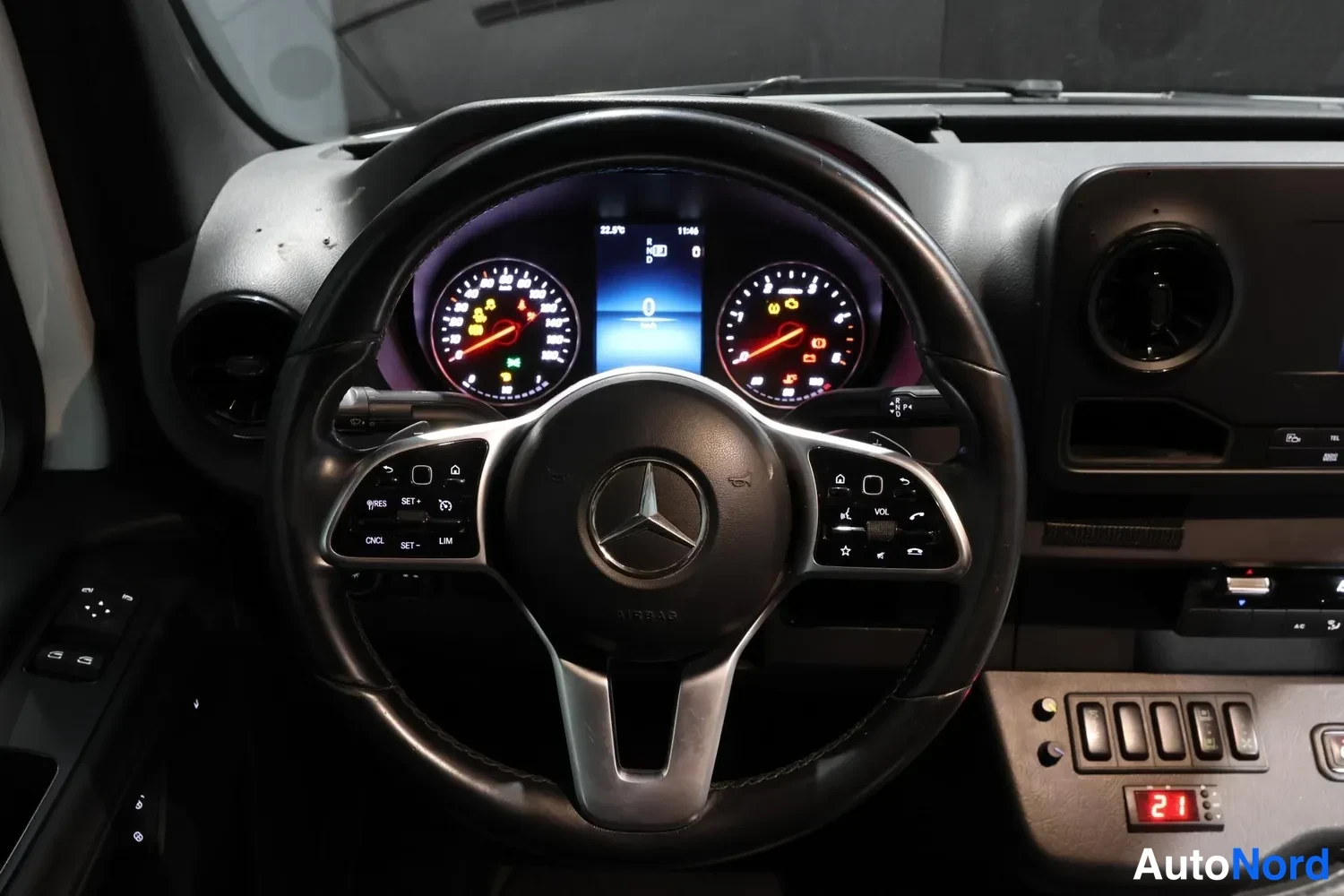 Valkoinen Mercedes-Benz Sprinter 2019, yksityiskohta, kuva 21