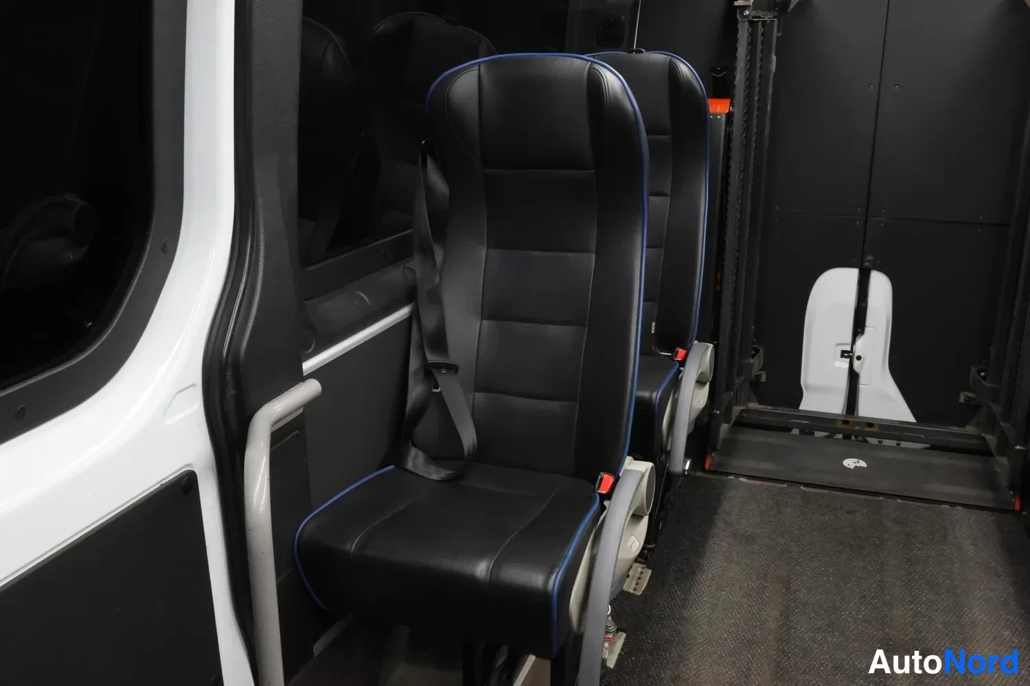 Valkoinen Mercedes-Benz Sprinter 2019, takaistuimet, kuva 17