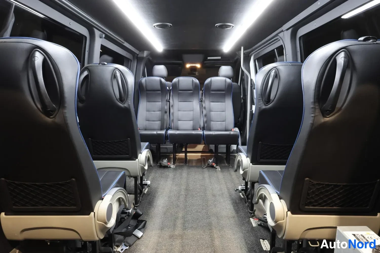 Valkoinen Mercedes-Benz Sprinter 2019, ohjaamo, kuva 12