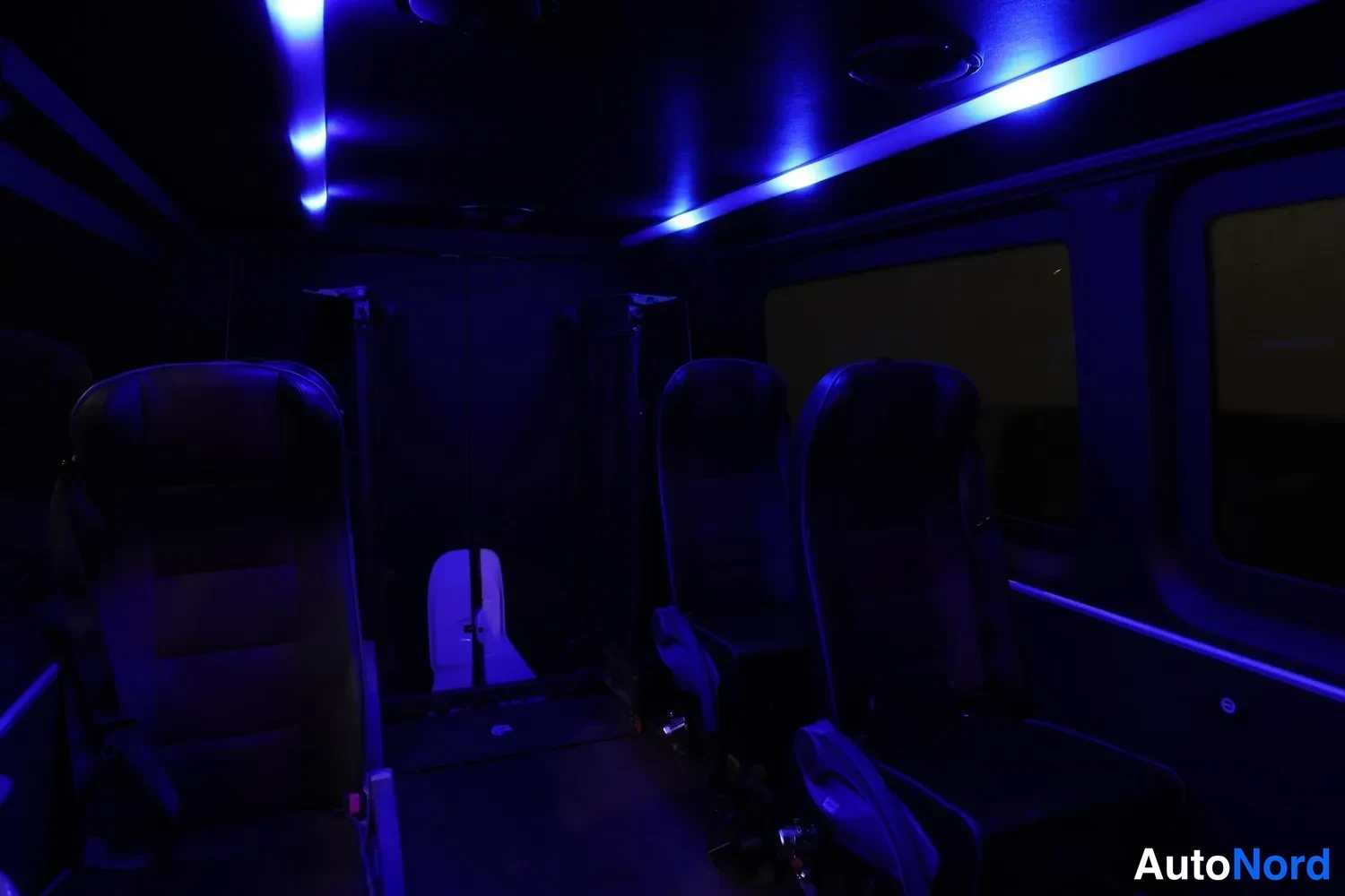 Valkoinen Mercedes-Benz Sprinter 2019, takaistuimet, kuva 20
