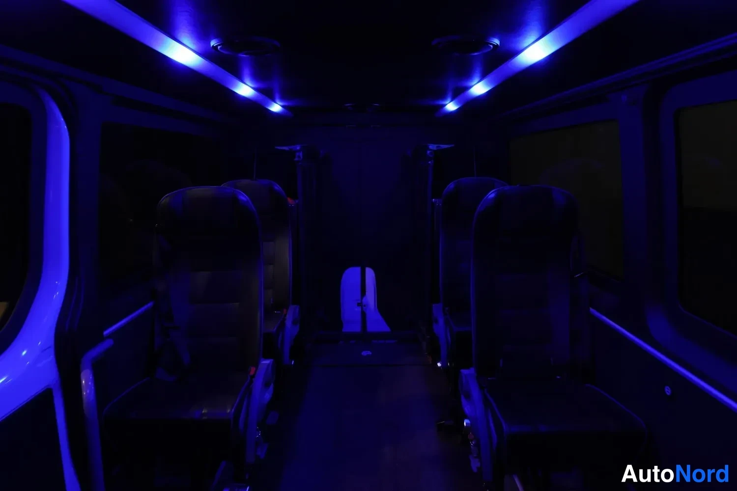 Valkoinen Mercedes-Benz Sprinter 2019, takaistuimet, kuva 19