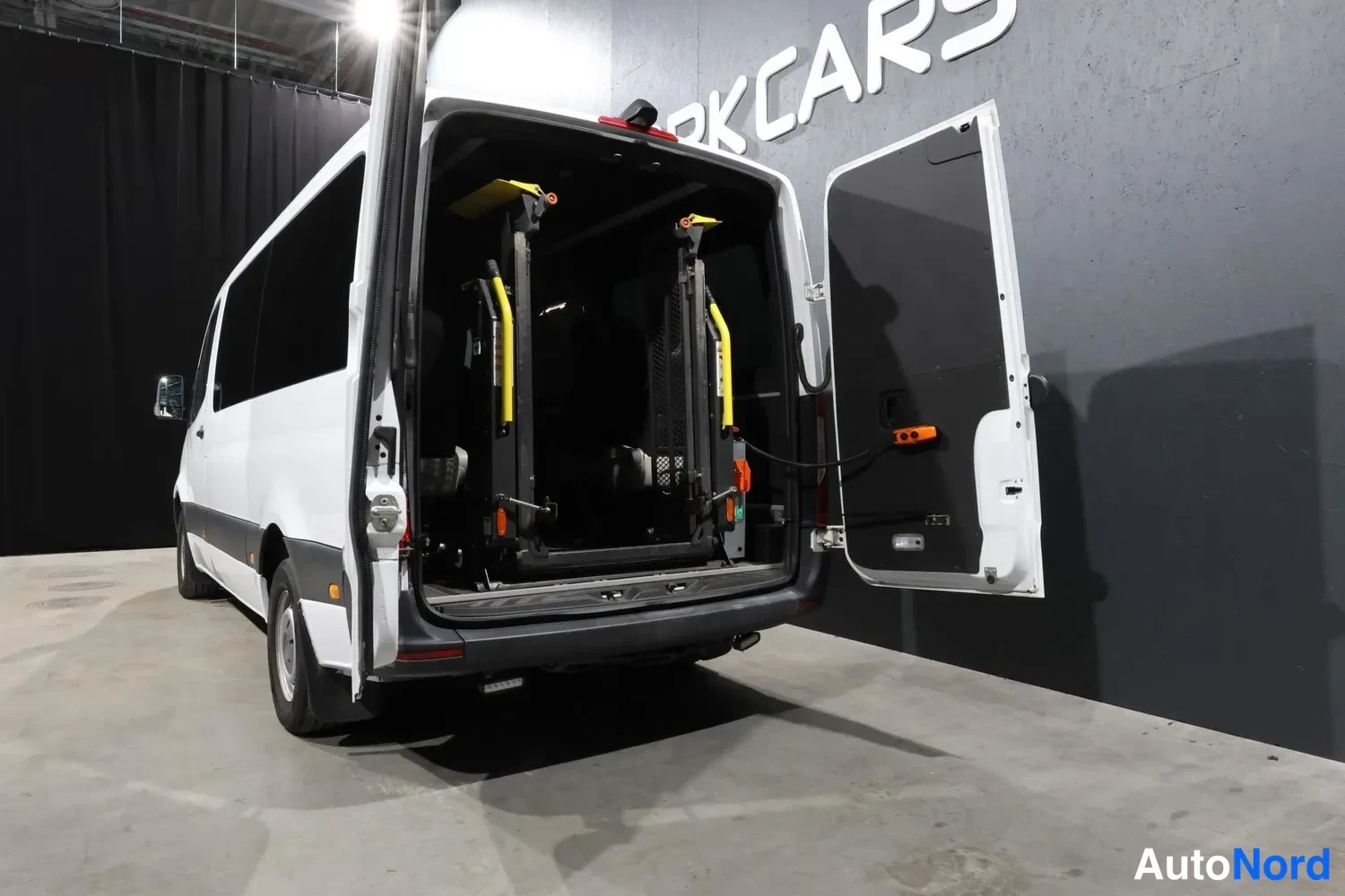 Valkoinen Mercedes-Benz Sprinter 2019, takaviisto, kuva 11