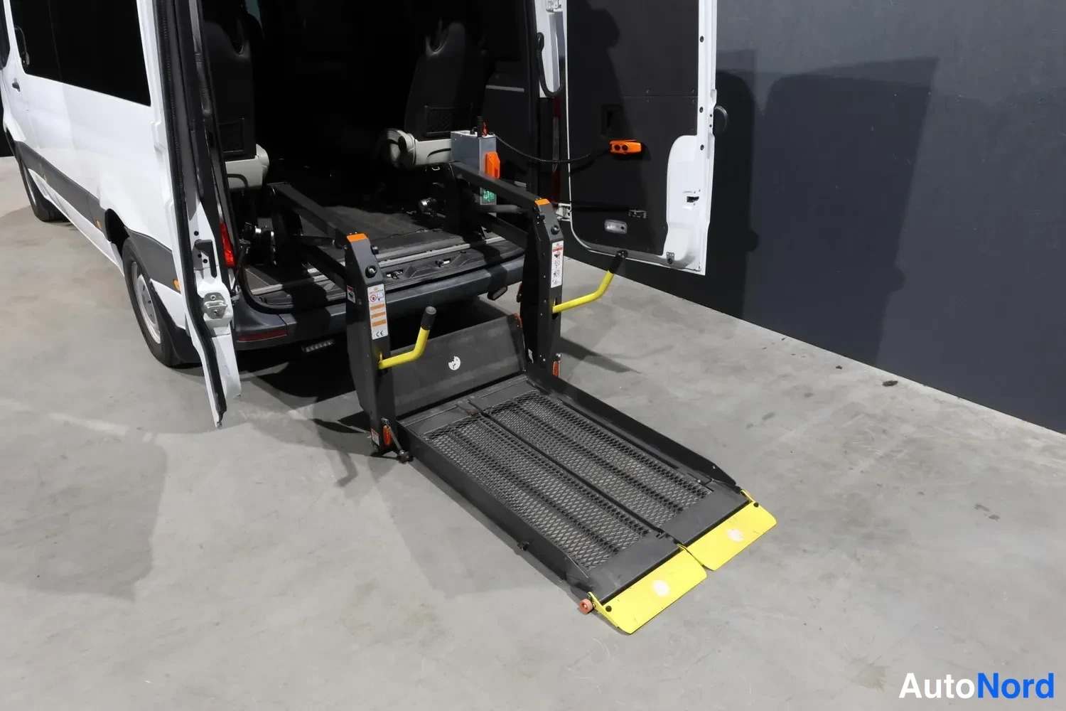 Valkoinen Mercedes-Benz Sprinter 2019, takaviisto, kuva 8