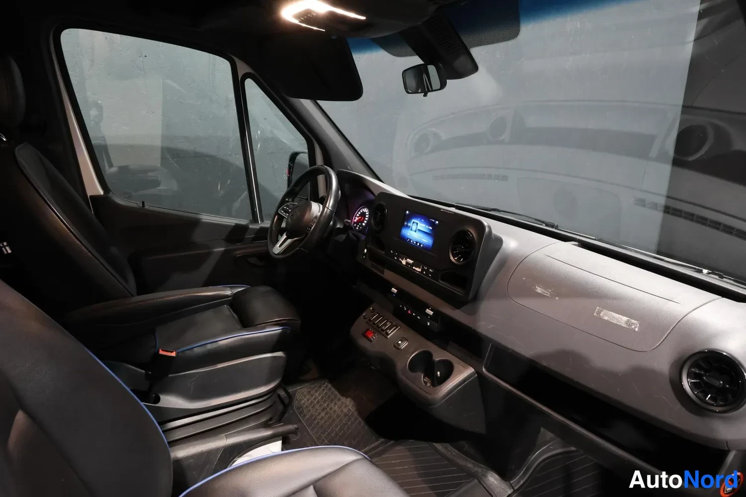 Valkoinen Mercedes-Benz Sprinter 2019, ohjaamo, kuva 13