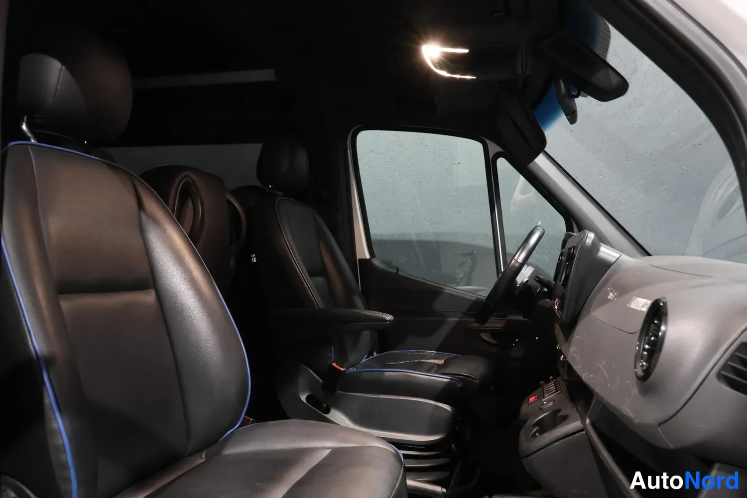Valkoinen Mercedes-Benz Sprinter 2019, etuistuimet, kuva 16
