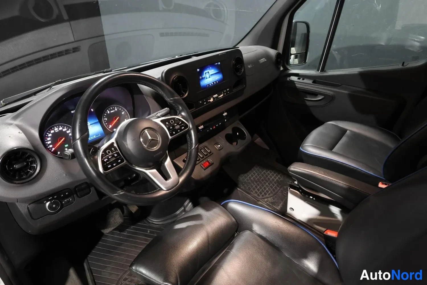 Valkoinen Mercedes-Benz Sprinter 2019, ohjaamo, kuva 14