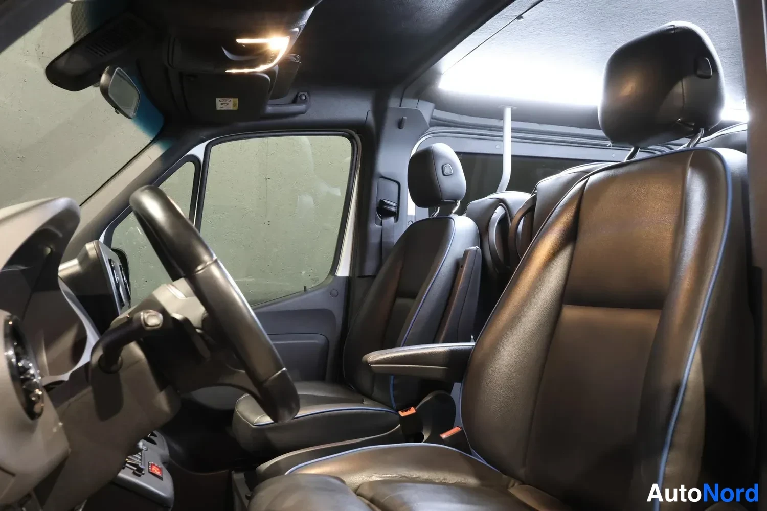 Valkoinen Mercedes-Benz Sprinter 2019, etuistuimet, kuva 15