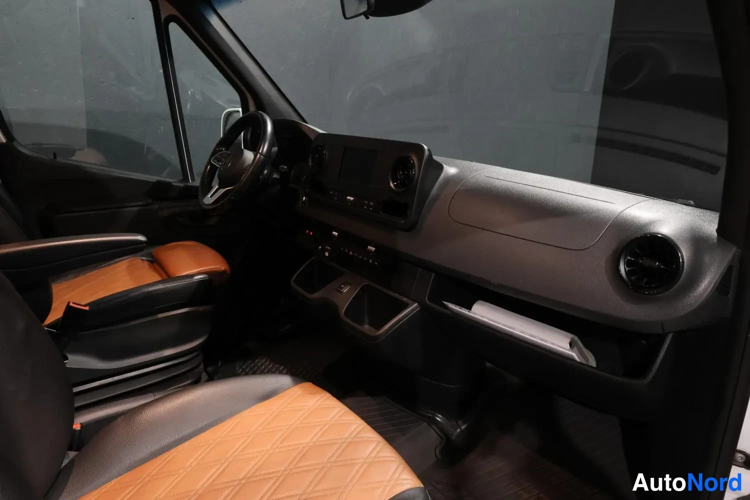 Valkoinen Mercedes-Benz Sprinter 2022, ohjaamo, kuva 9
