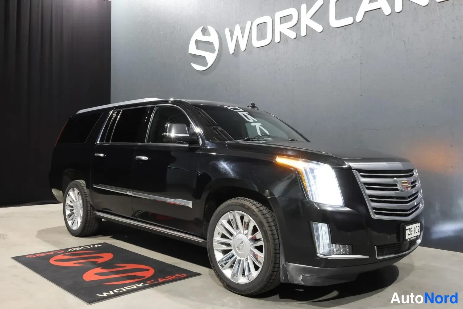 Musta Cadillac Escalade ESV 2015, etuviisto, keula oikealle, kuva 2
