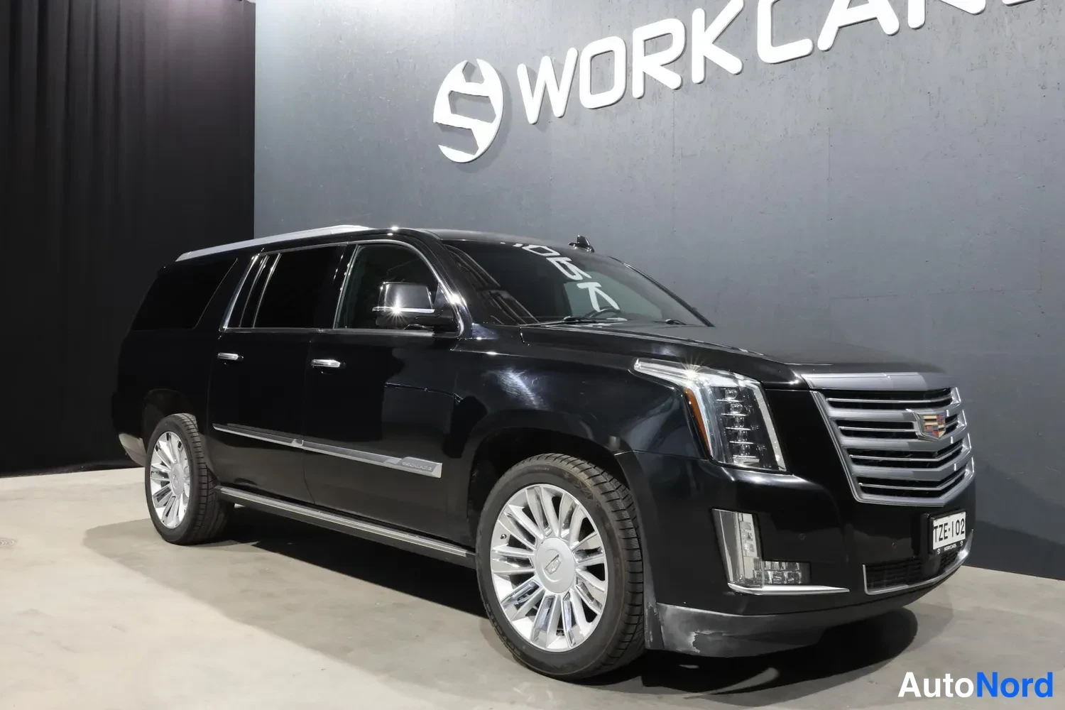 Musta Cadillac Escalade ESV 2015, etuviisto, keula oikealle, kuva 3