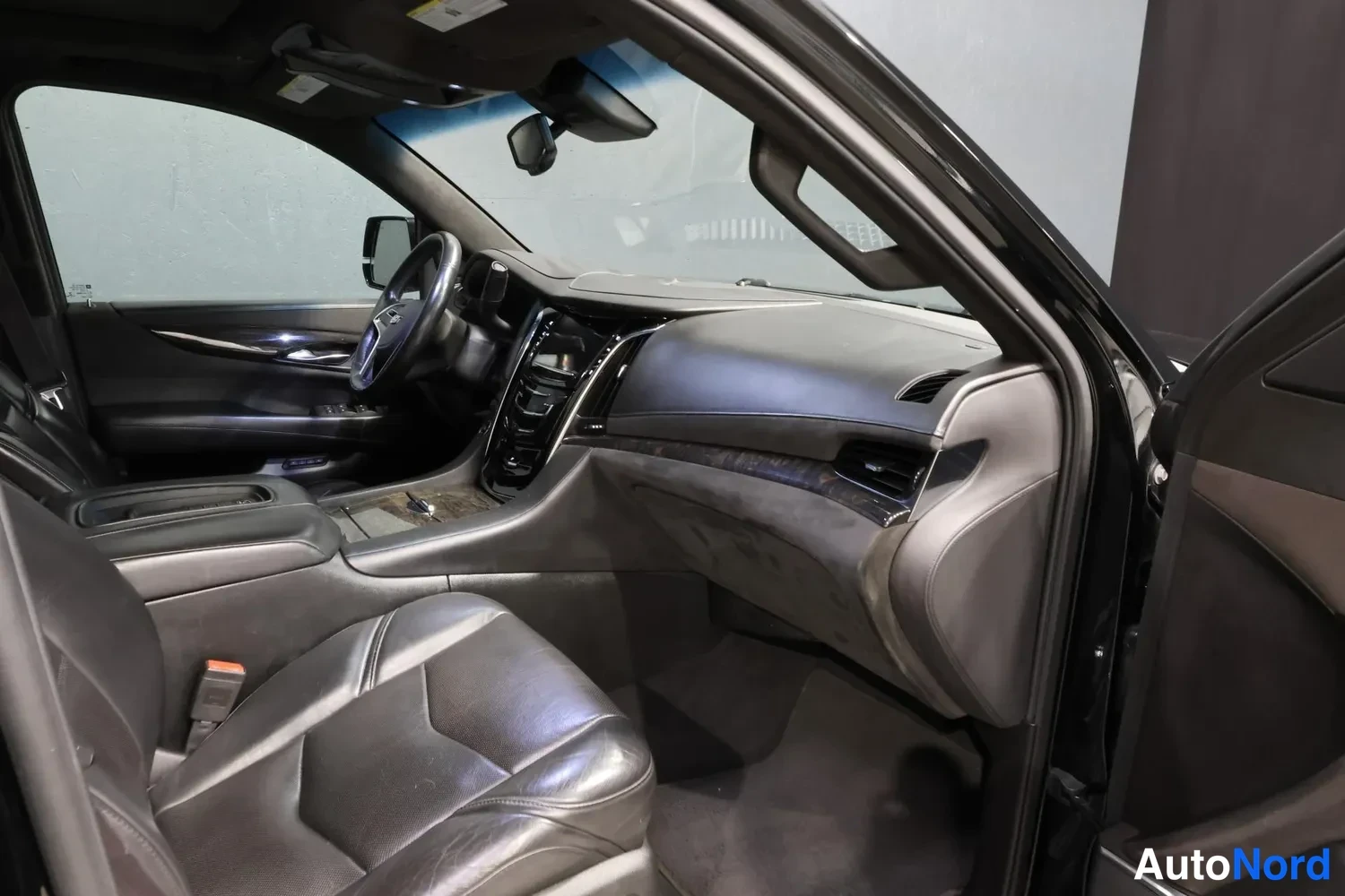 Musta Cadillac Escalade ESV 2015, ohjaamo, kuva 12