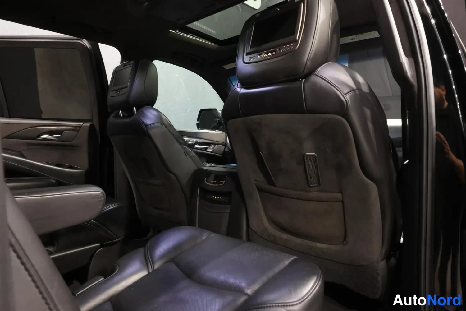 Musta Cadillac Escalade ESV 2015, takaistuimet, kuva 17