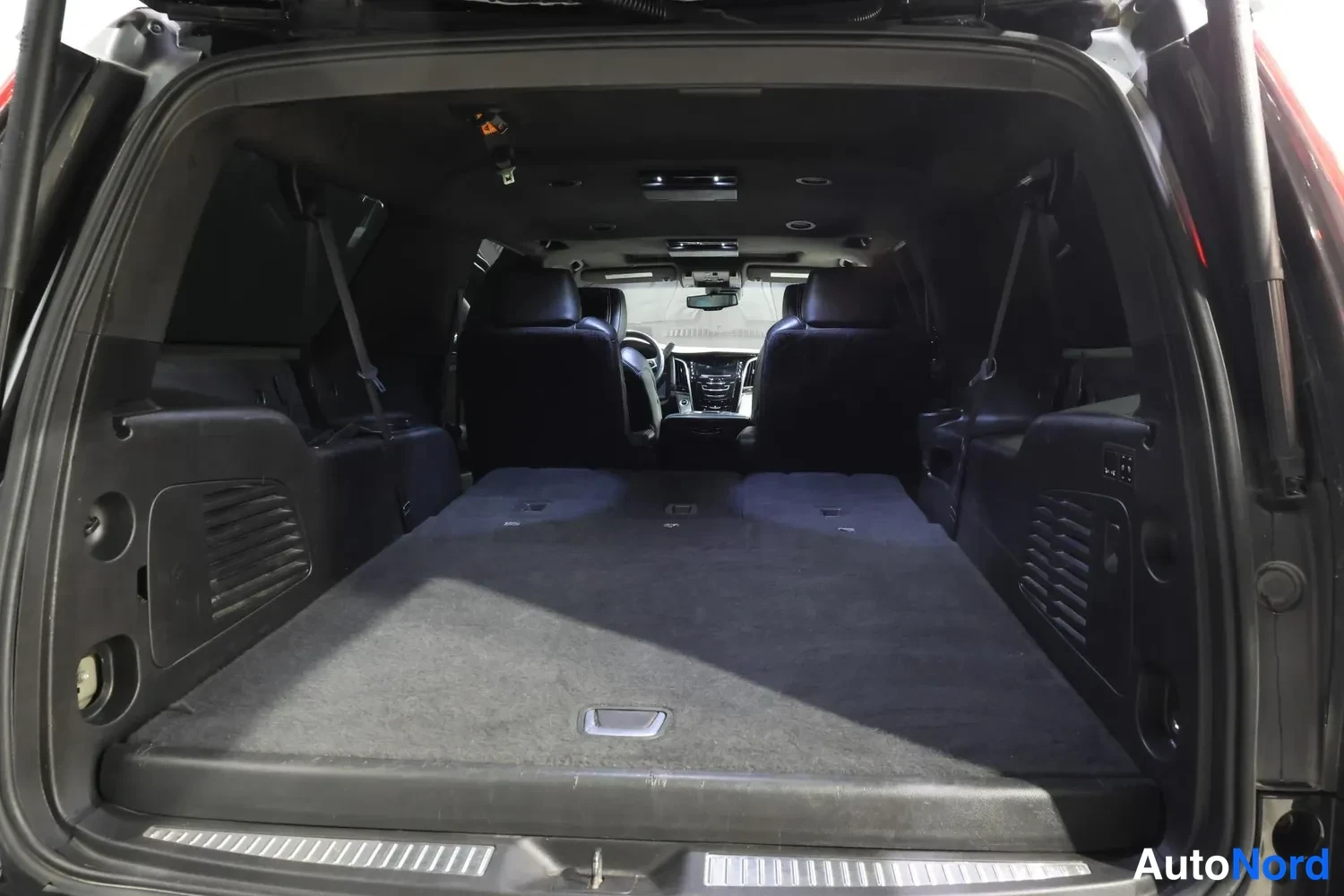 Musta Cadillac Escalade ESV 2015, tavaratila, kuva 18