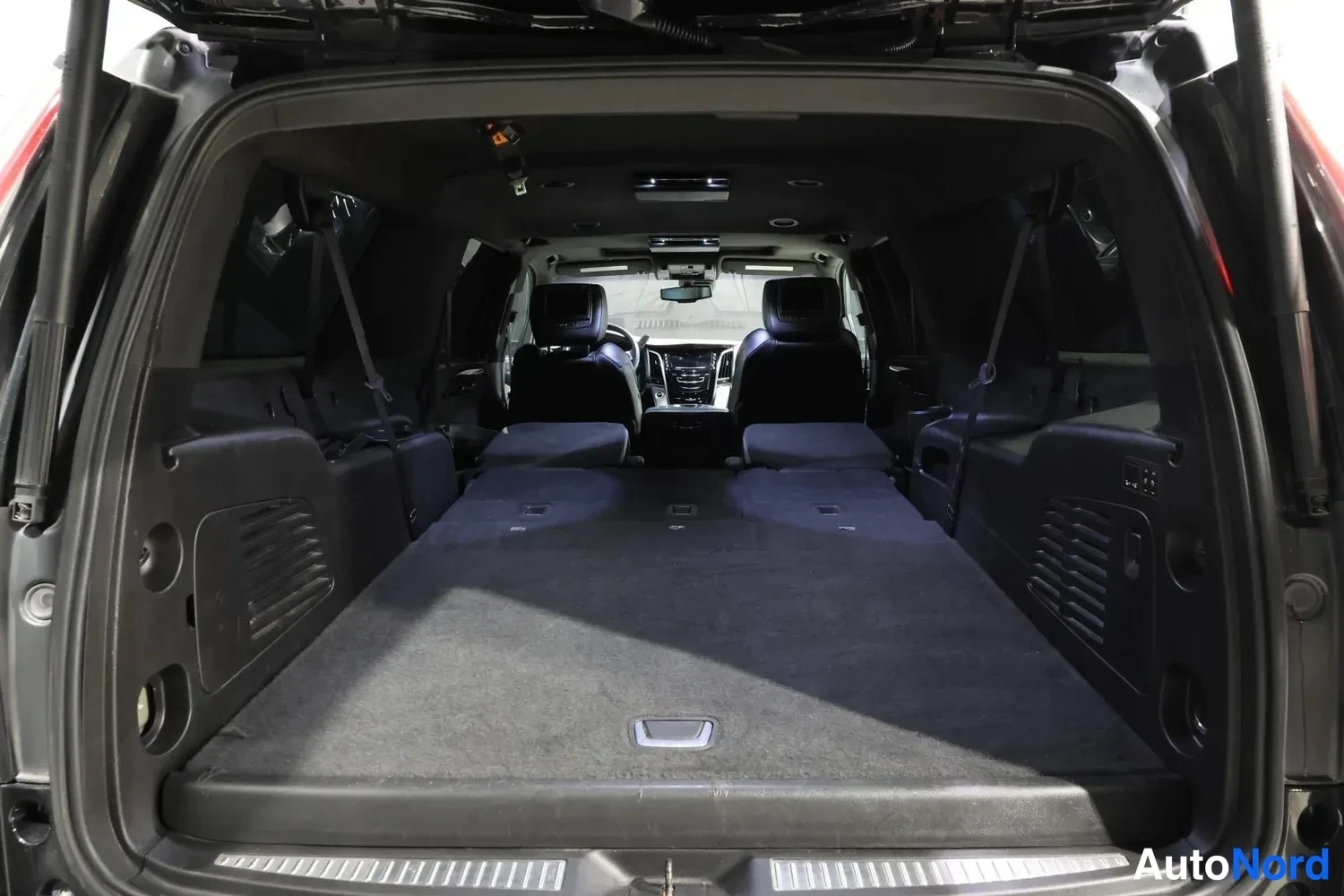 Musta Cadillac Escalade ESV 2015, tavaratila, kuva 19