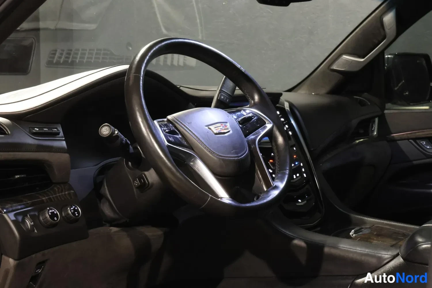 Musta Cadillac Escalade ESV 2015, ohjaamo, kuva 13