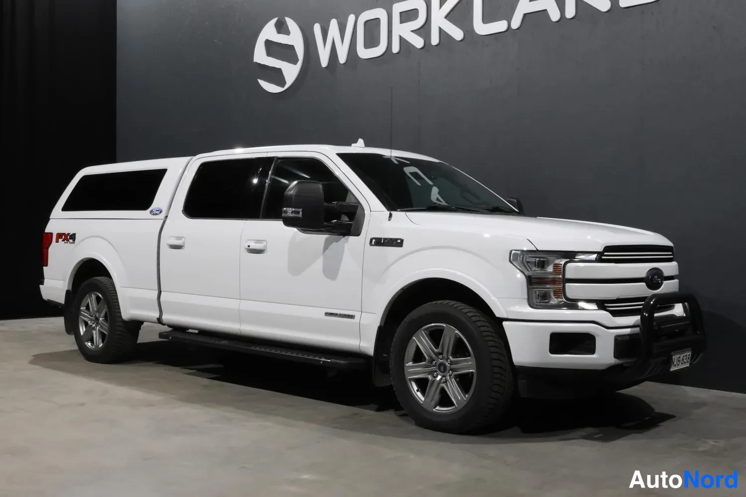 White Ford F150 valkoisena 2019, front three-quarter, nose to the right, photo 6