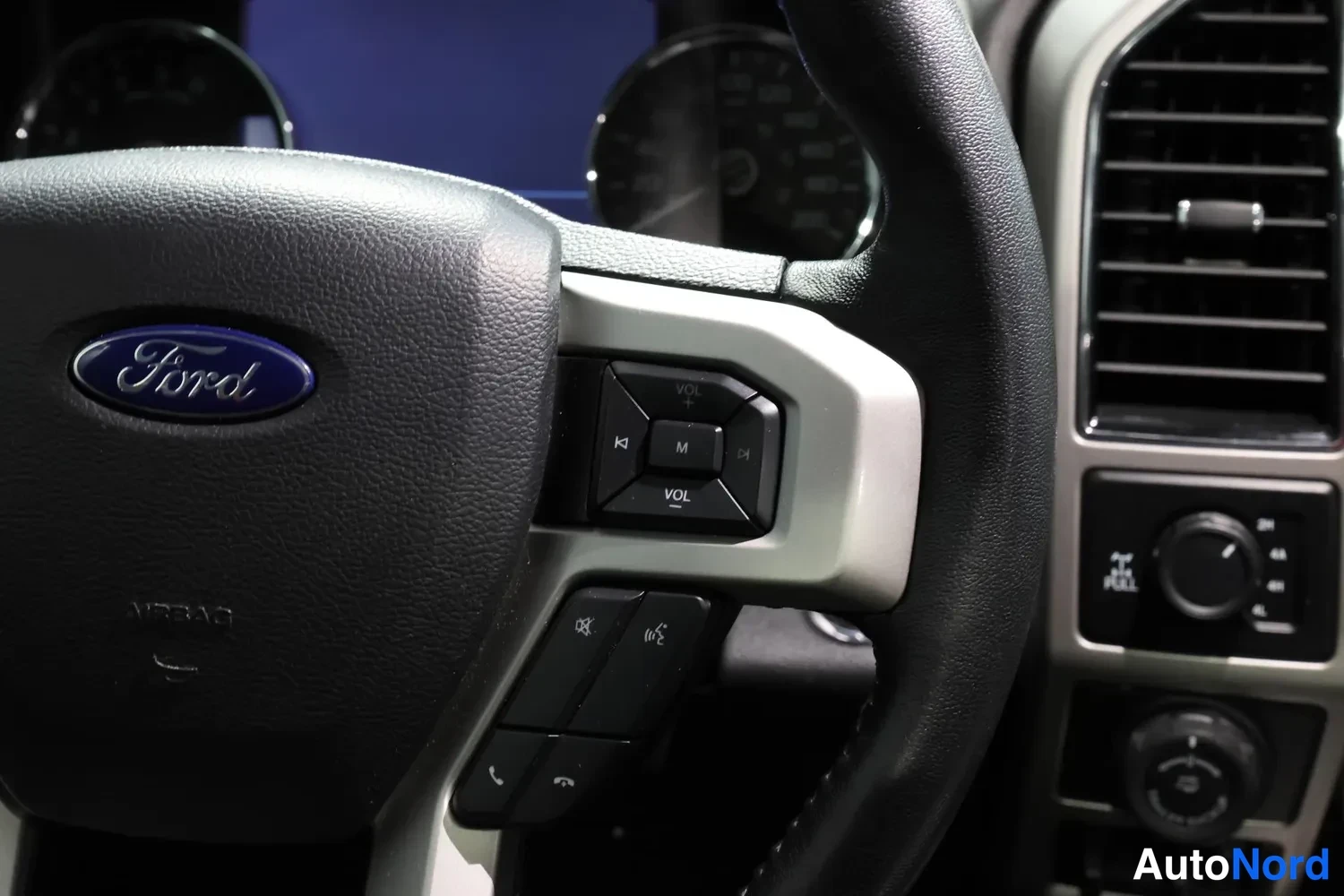 White Ford F150 valkoisena 2019, detail, photo 28