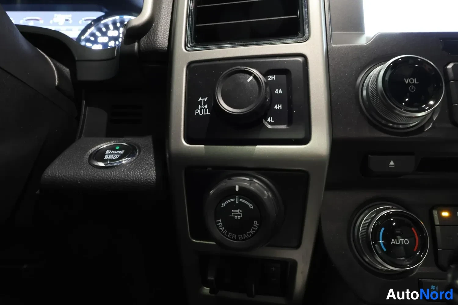White Ford F150 valkoisena 2019, detail, photo 29