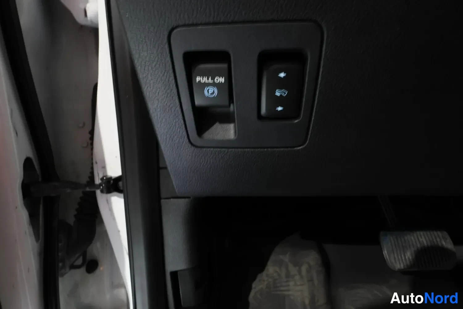 White Ford F150 valkoisena 2019, detail, photo 30