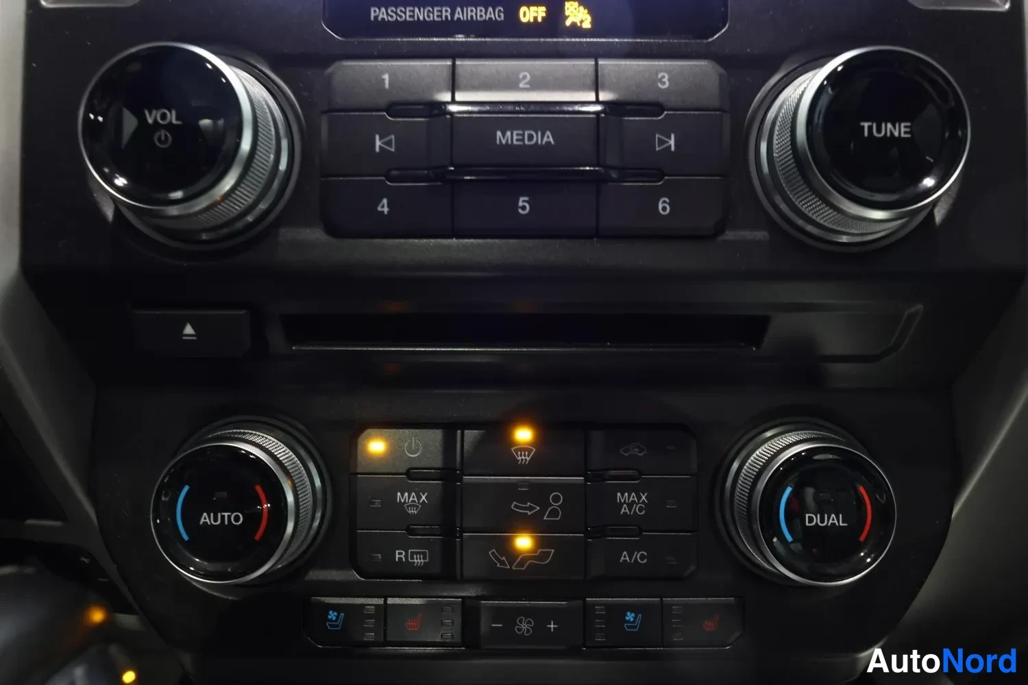 White Ford F150 valkoisena 2019, detail, photo 31