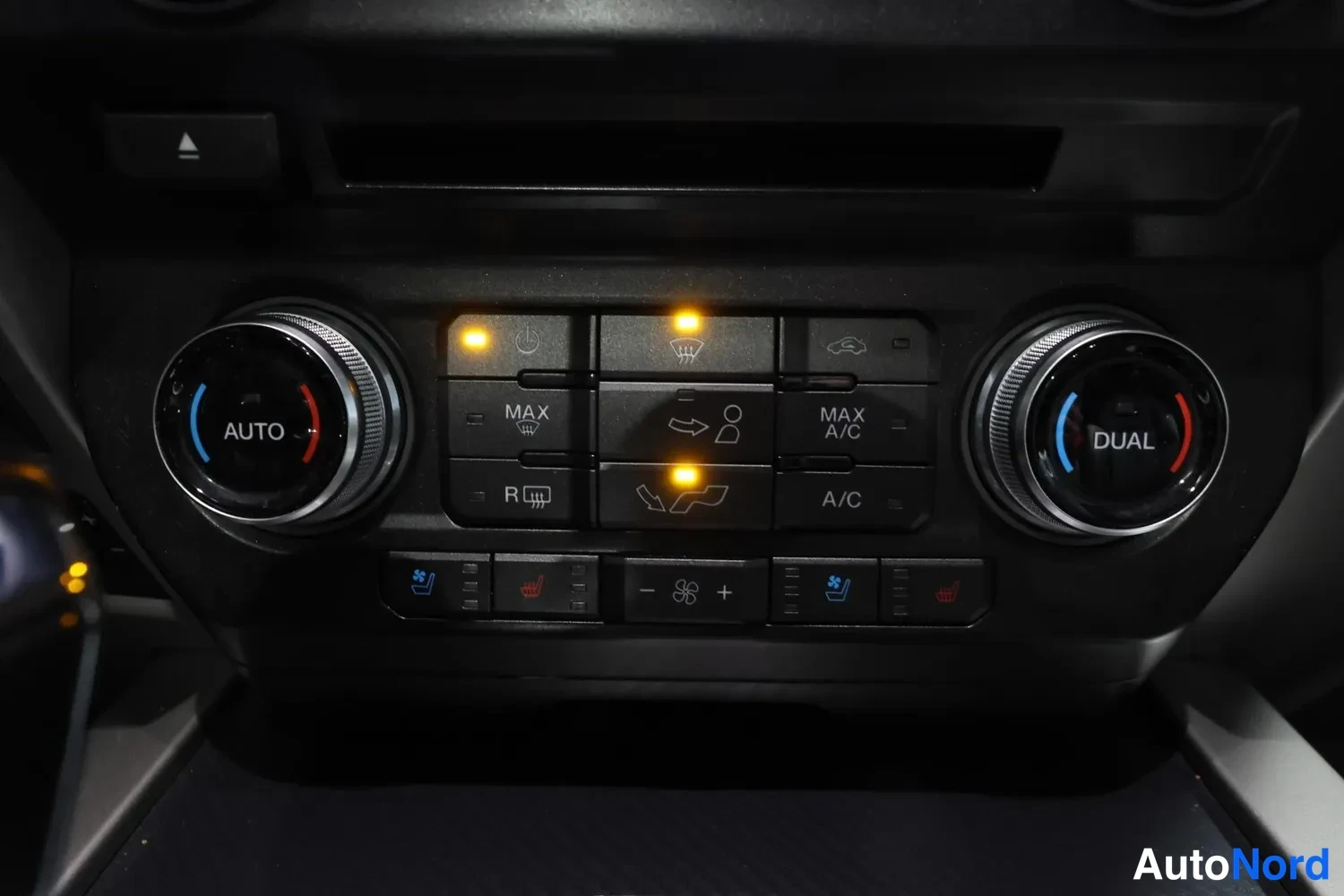 White Ford F150 valkoisena 2019, detail, photo 32