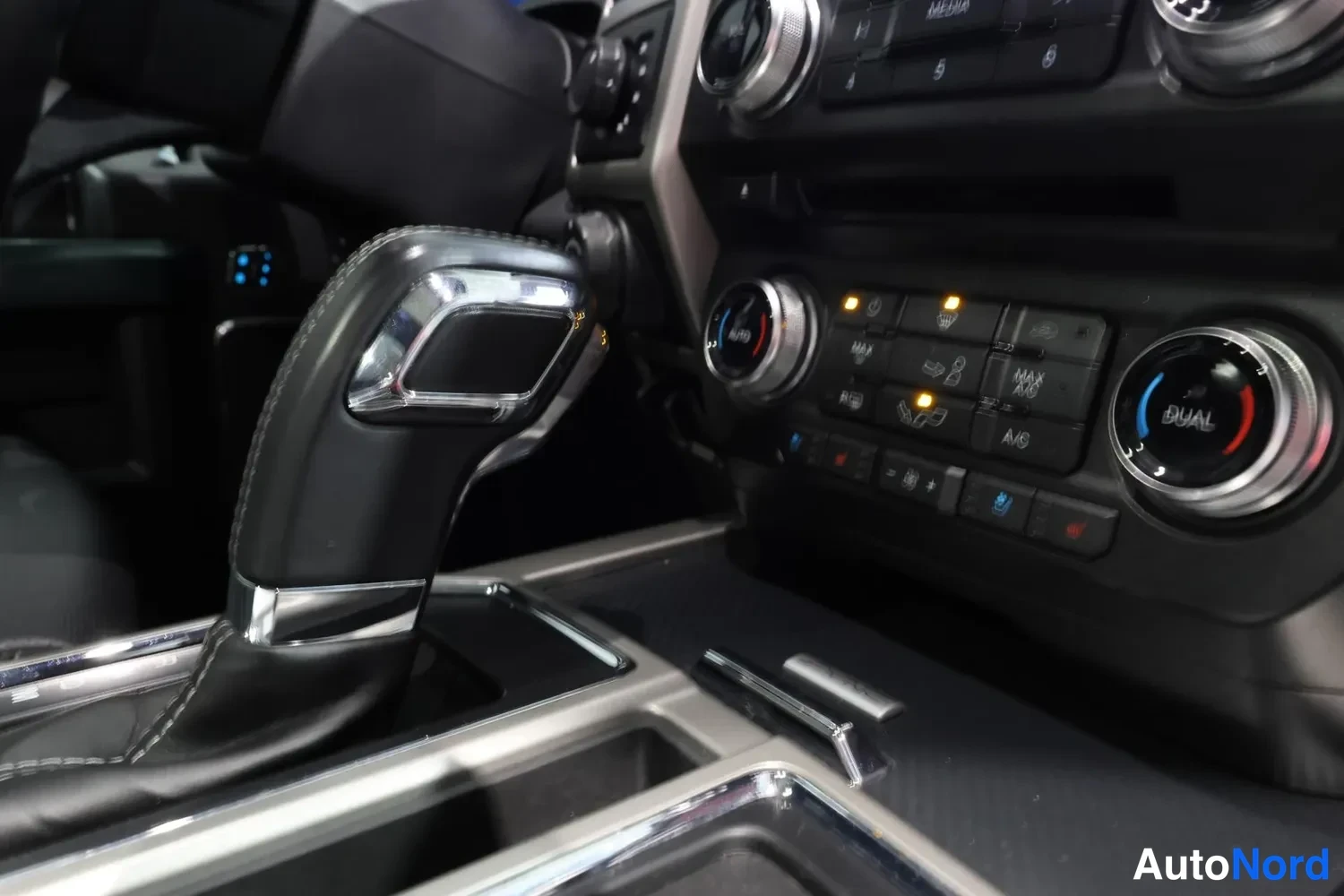 White Ford F150 valkoisena 2019, detail, photo 34