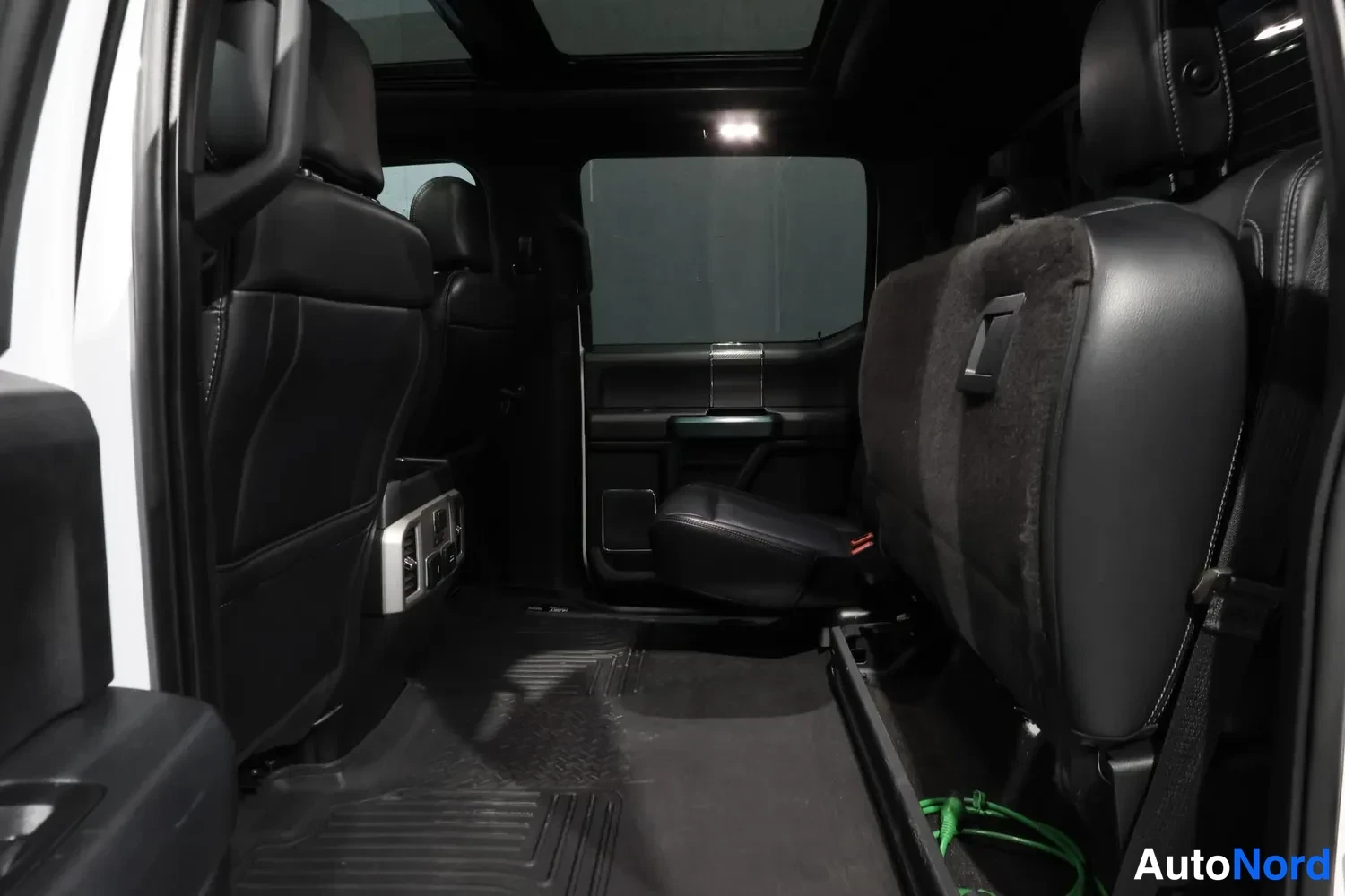 White Ford F150 valkoisena 2019, rear seats, photo 19