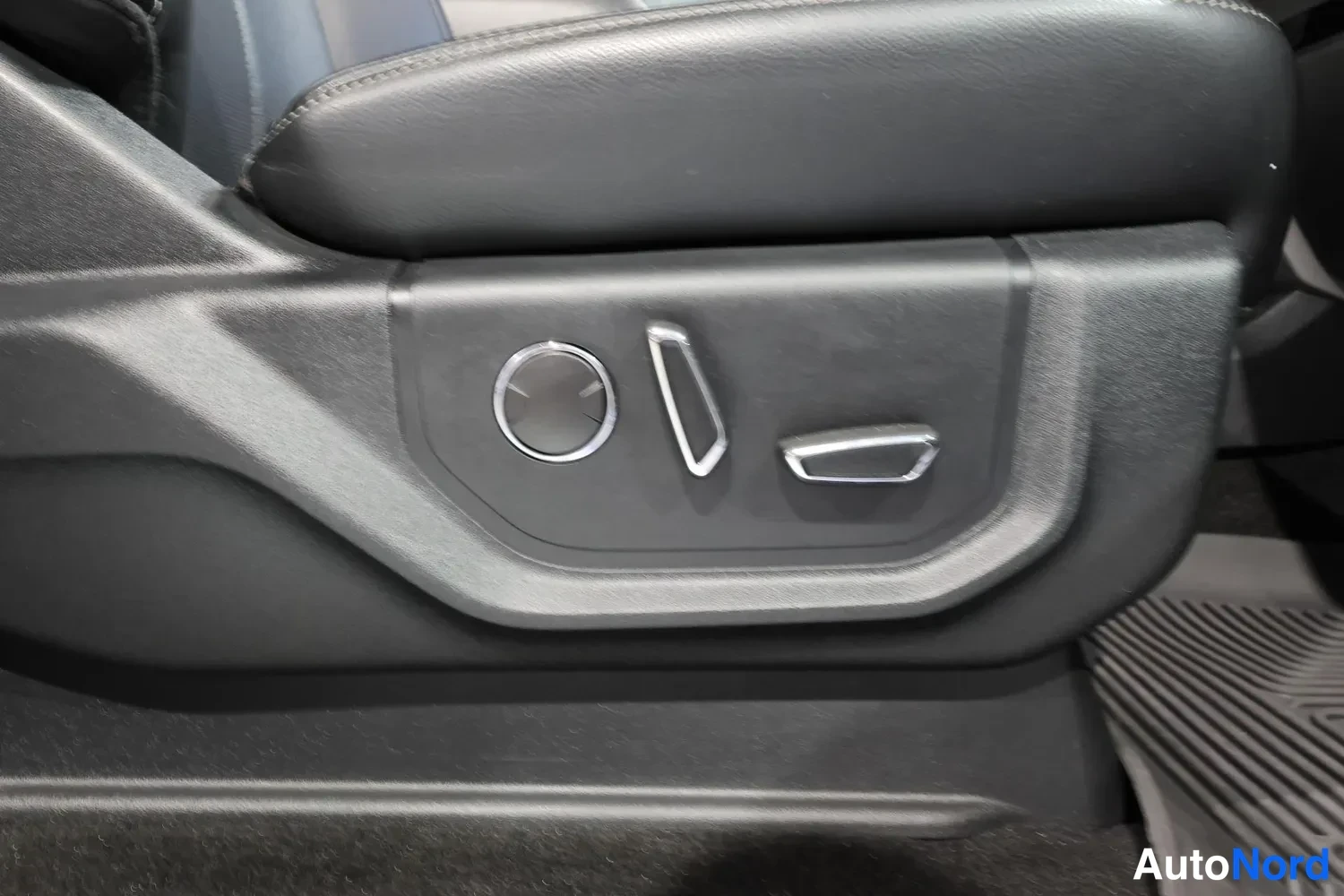 White Ford F150 valkoisena 2019, detail, photo 36