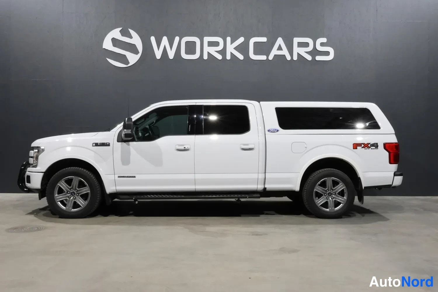 White Ford F150 valkoisena 2019, front three-quarter, nose to the left, photo 2