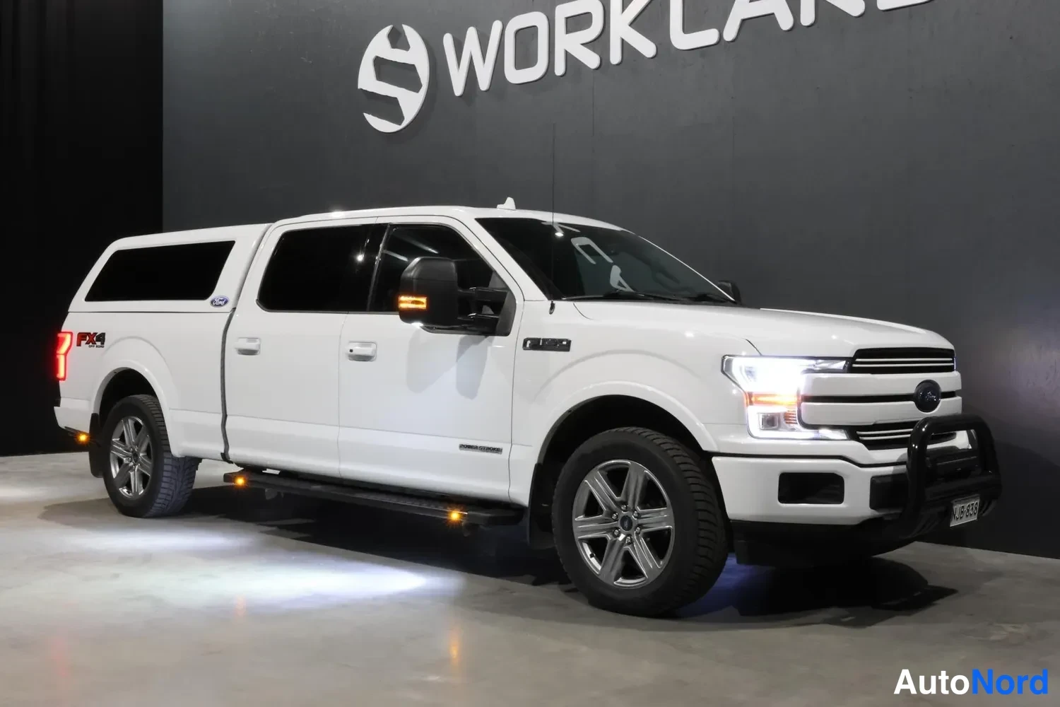 White Ford F150 valkoisena 2019, front three-quarter, nose to the right, photo 4