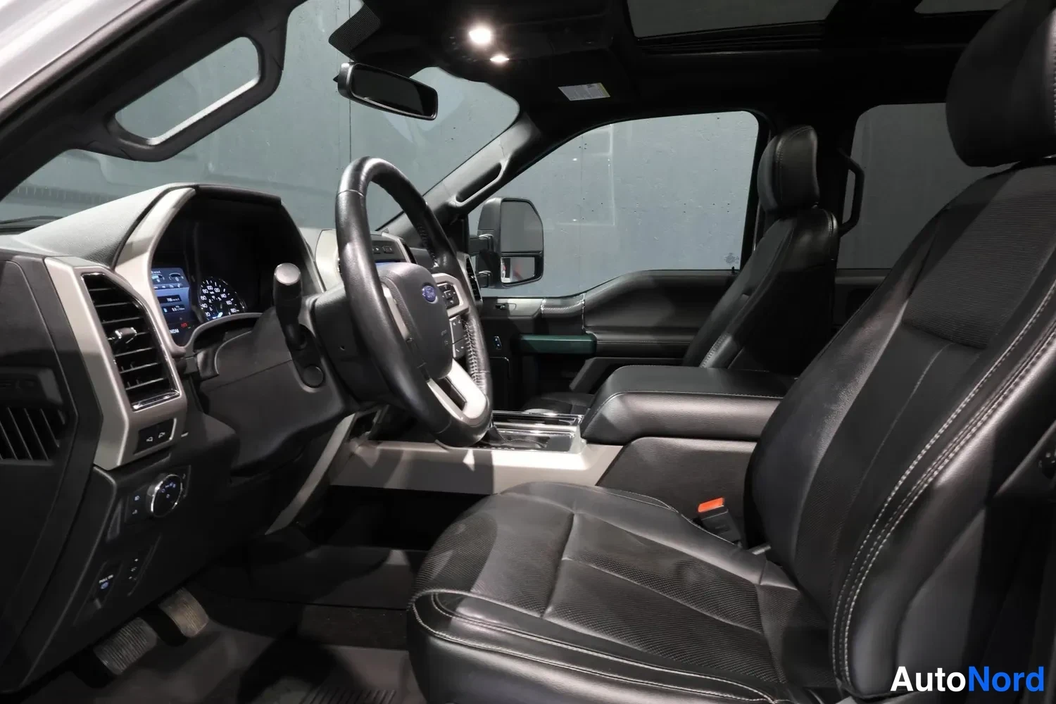 White Ford F150 valkoisena 2019, cockpit, photo 12