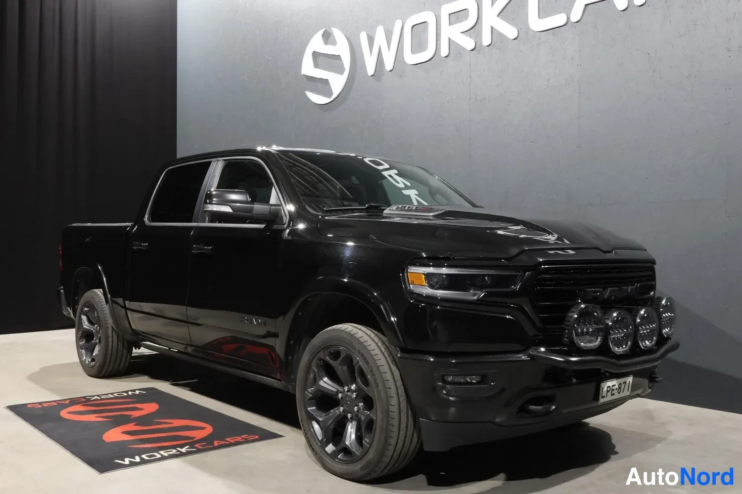 Musta Dodge RAM 1500 2022, etuviisto, keula oikealle, kuva 6