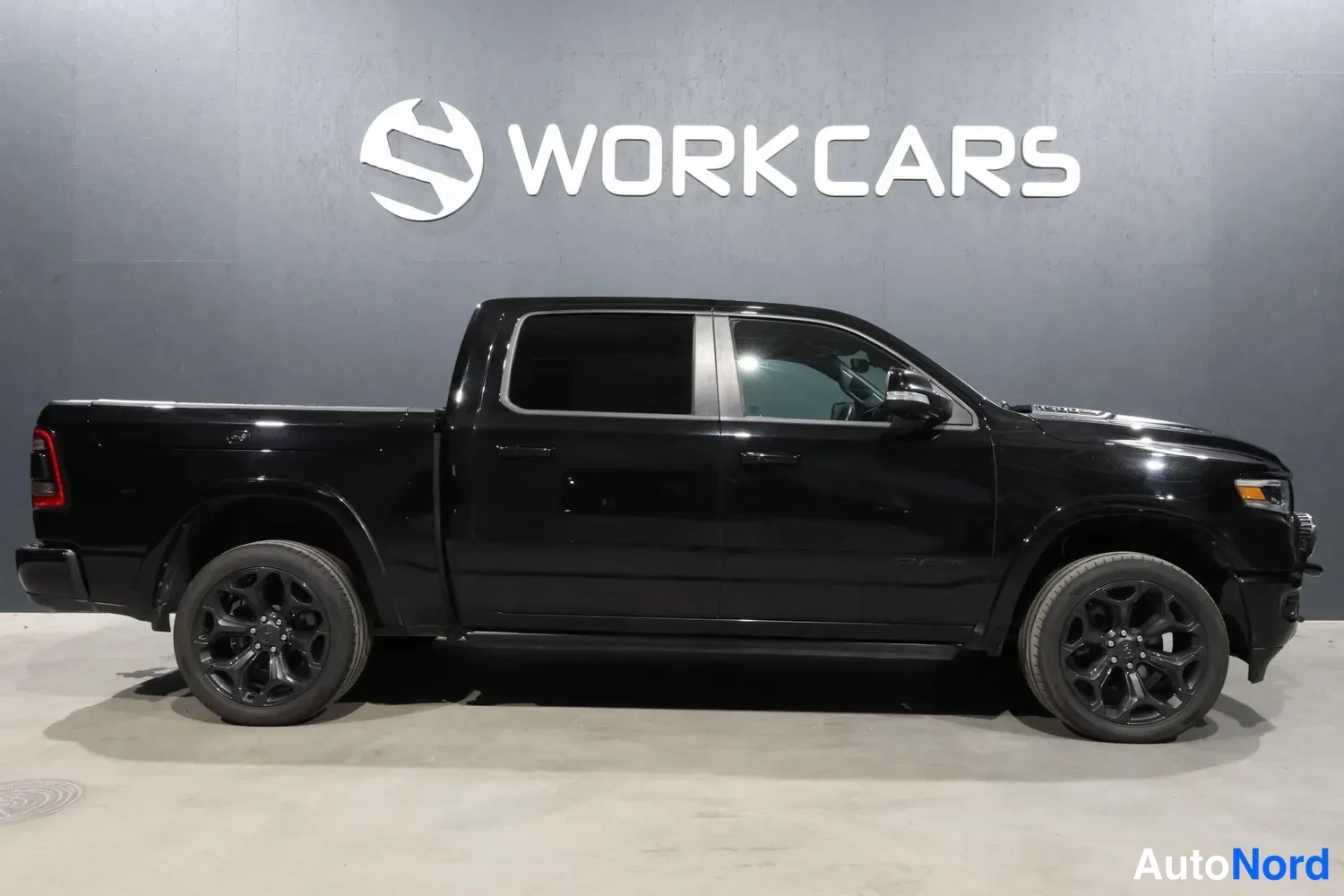 Musta Dodge RAM 1500 2022, sivulta, kuva 7