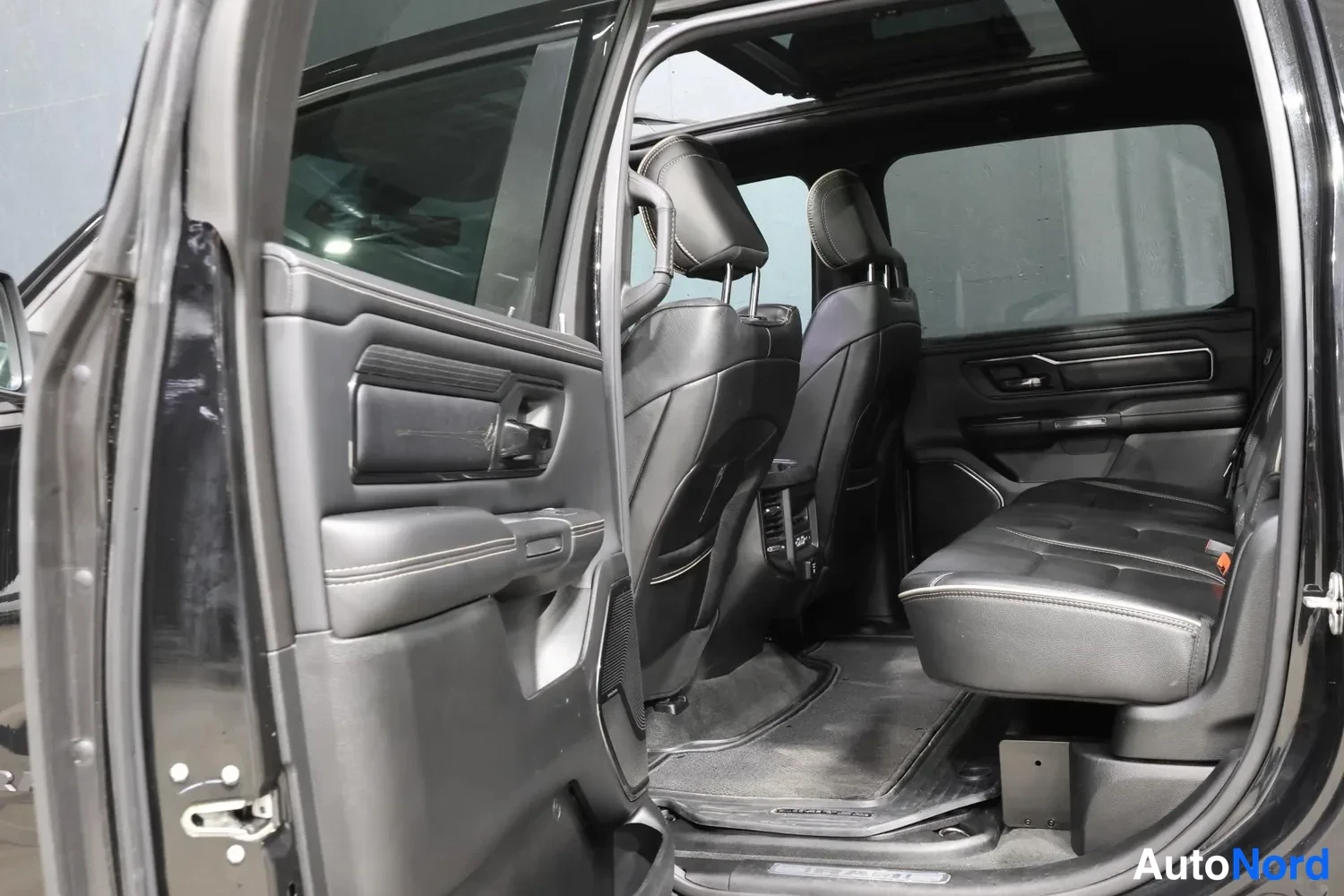 Musta Dodge RAM 1500 2022, takaistuimet, kuva 24
