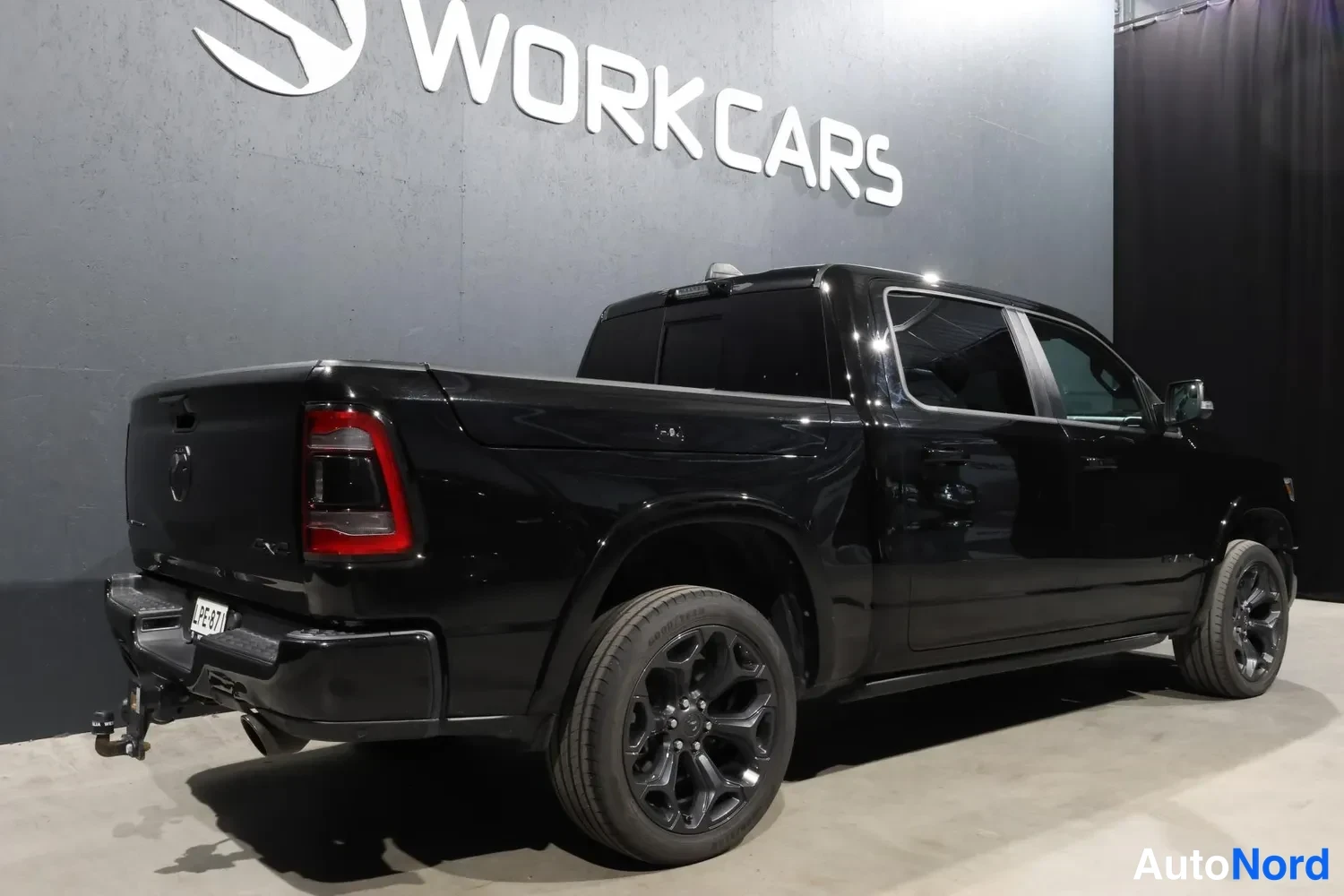 Musta Dodge RAM 1500 2022, takaviisto, kuva 9