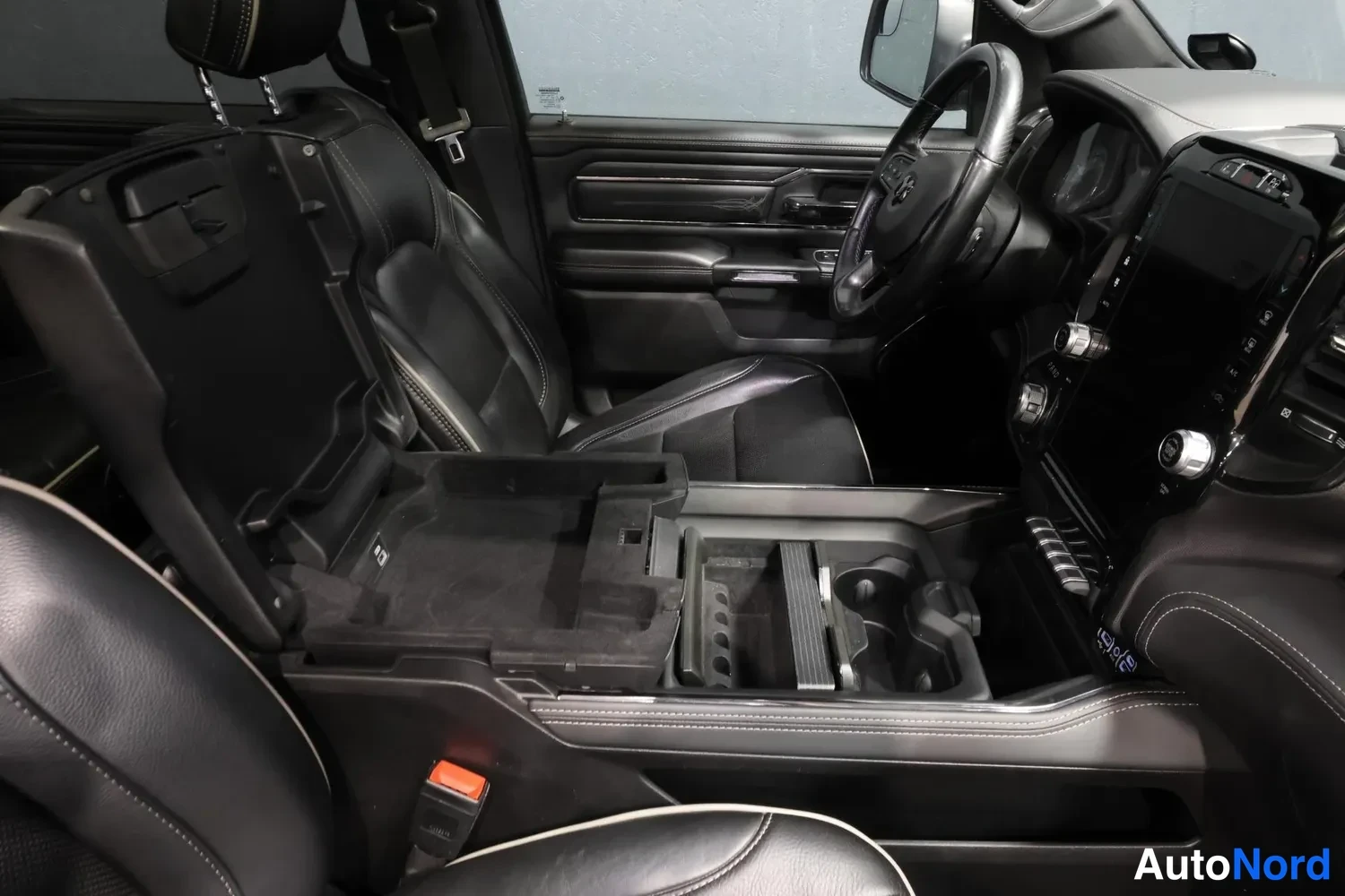 Musta Dodge RAM 1500 2022, ohjaamo, kuva 18