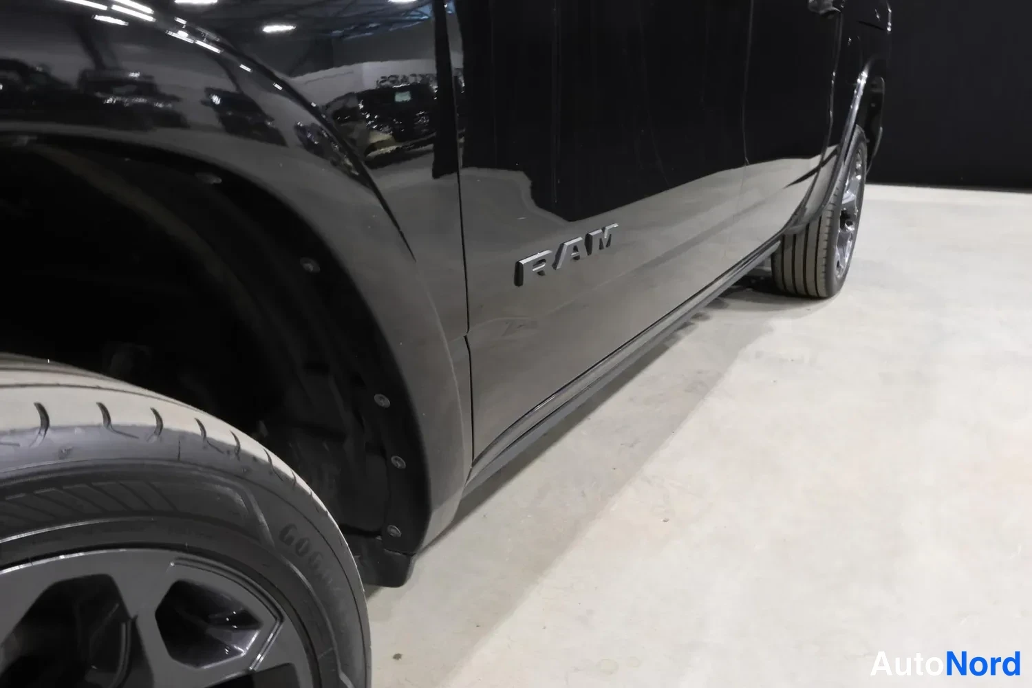 Musta Dodge RAM 1500 2022, sivulta, kuva 8
