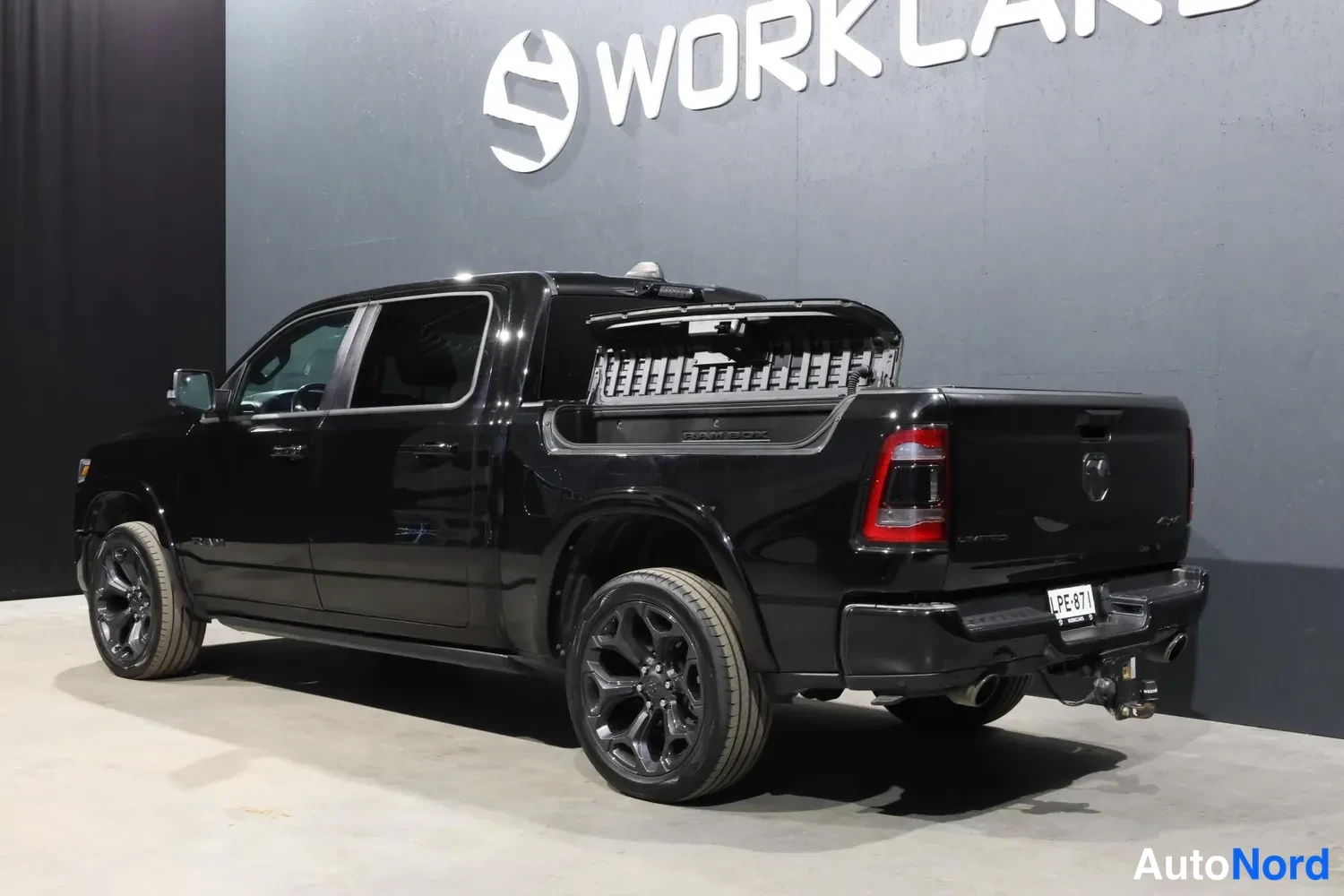 Musta Dodge RAM 1500 2022, takaviisto, kuva 11