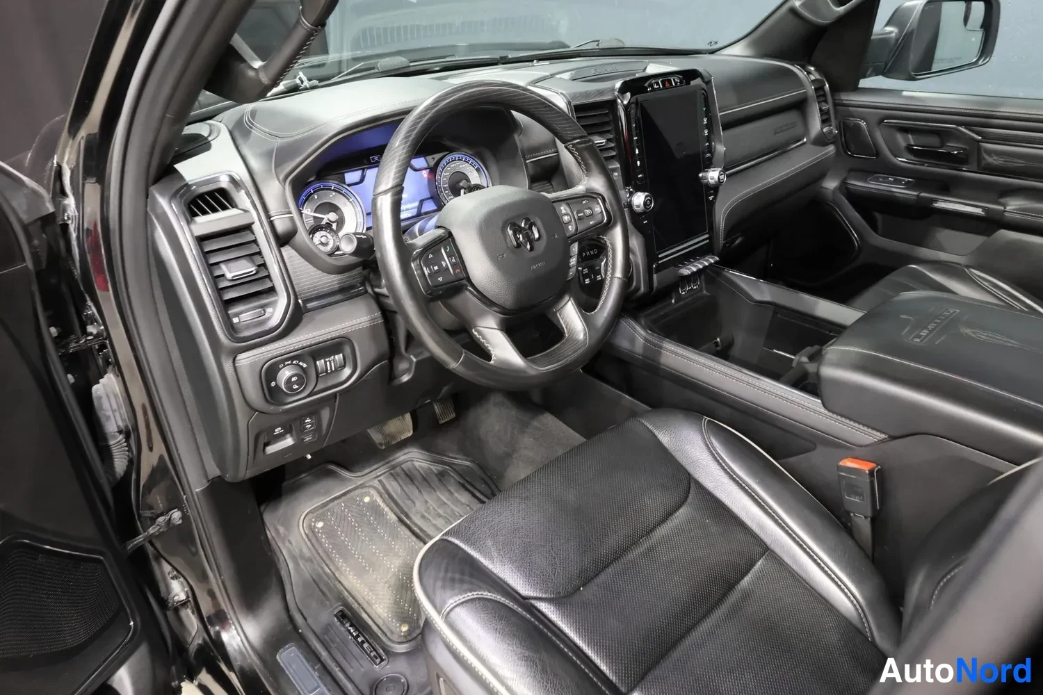Musta Dodge RAM 1500 2022, ohjaamo, kuva 13