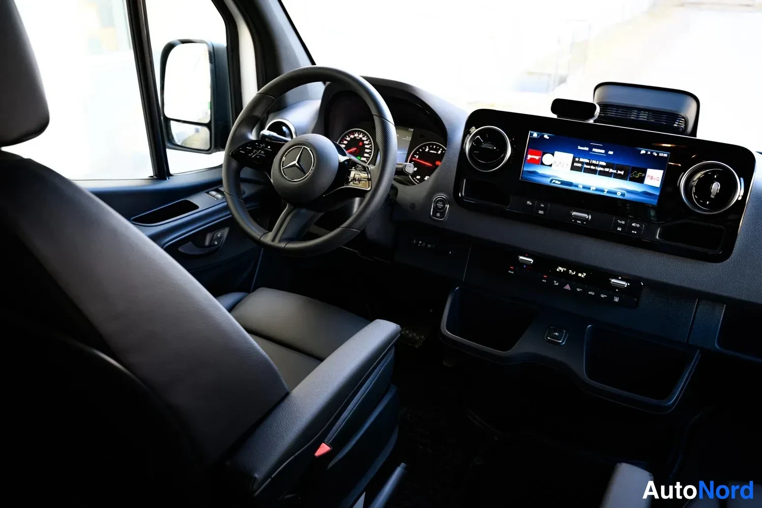 Valkoinen Mercedes-Benz Sprinter 2026, ohjaamo, kuva 8