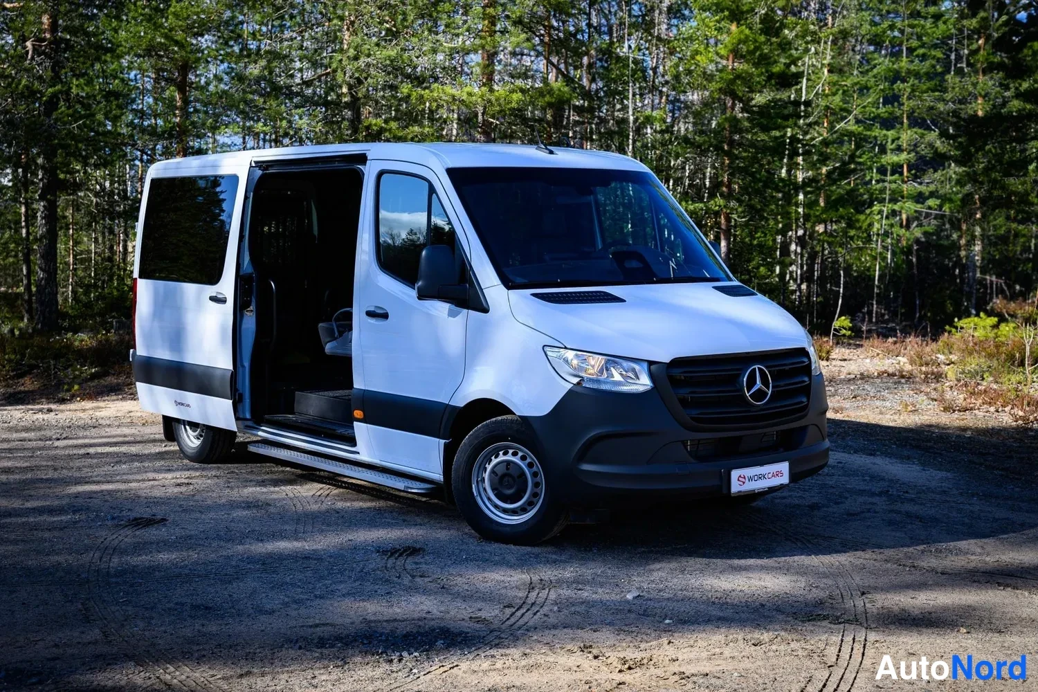 Valkoinen Mercedes-Benz Sprinter 2026, etuviisto, keula oikealle, kuva 3