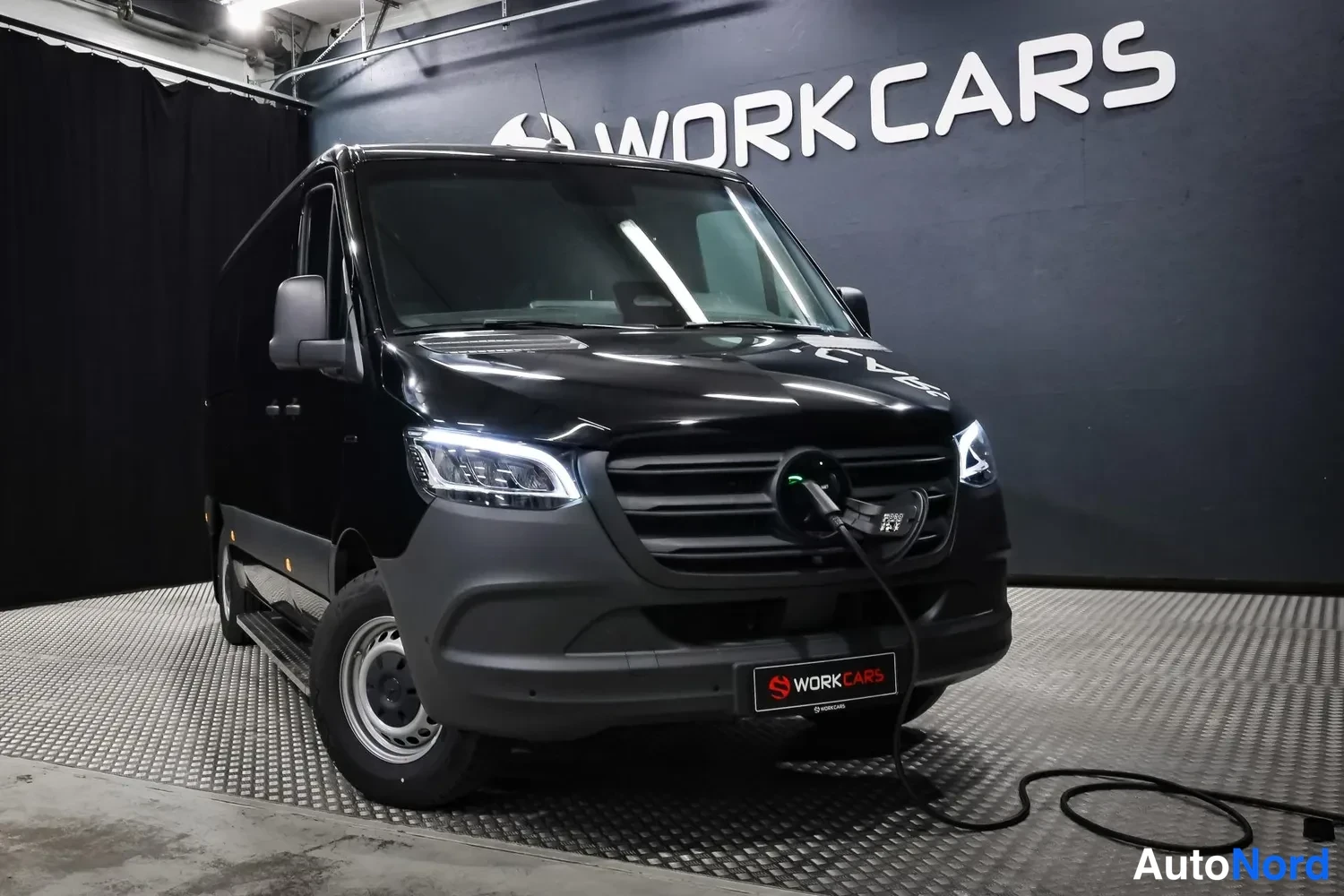 Musta Mercedes-Benz Sprinter 2026, etuviisto, keula oikealle, kuva 2