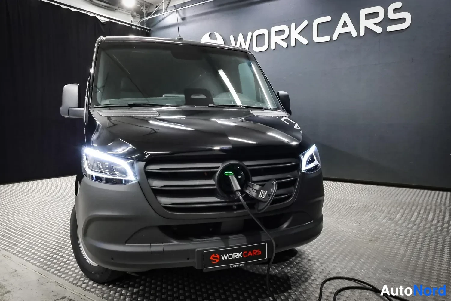 Musta Mercedes-Benz Sprinter 2026, edestä, kuva 3