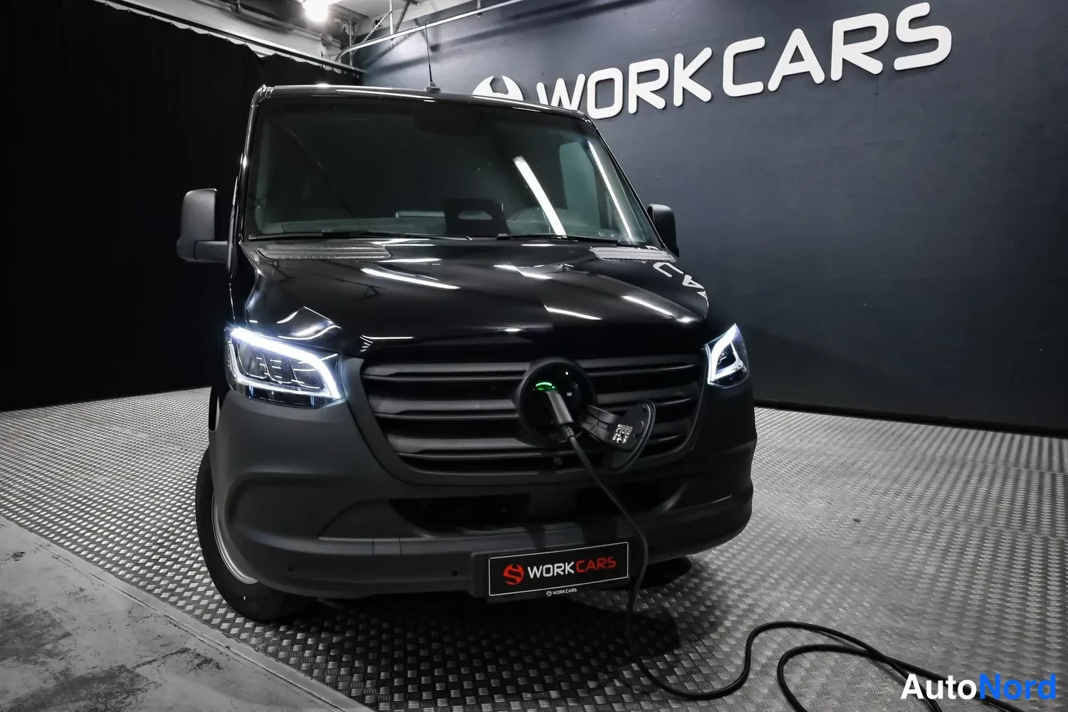 Musta Mercedes-Benz Sprinter 2026, edestä, kuva 4