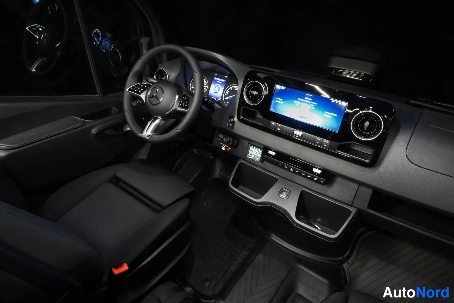 Musta Mercedes-Benz Sprinter 2026, ohjaamo, kuva 5