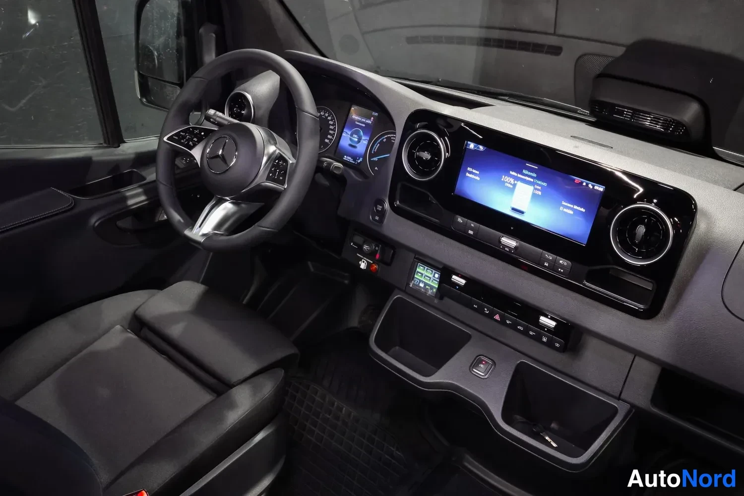 Musta Mercedes-Benz Sprinter 2026, ohjaamo, kuva 7