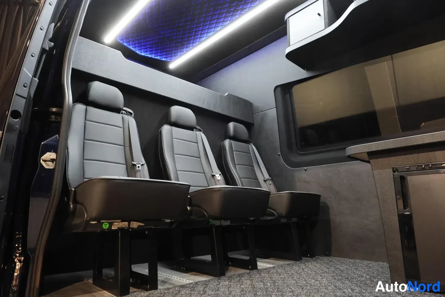 Sininen Mercedes-Benz Sprinter 2026, takaistuimet, kuva 15